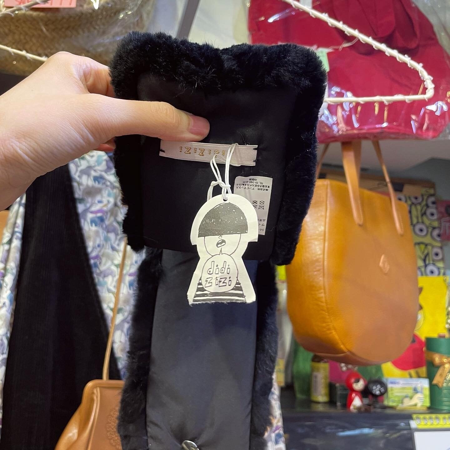 Sale- Didizizi Black Fur Shawl, with Clip