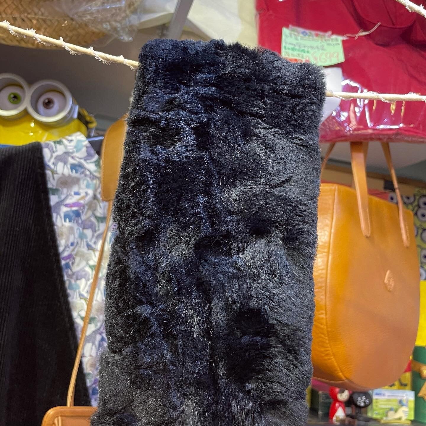 Sale- Didizizi Black Fur Shawl, with Clip