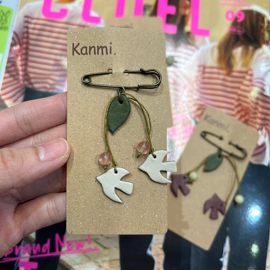 Kanmi. 小鸟皮革胸针,3 色,日本制造