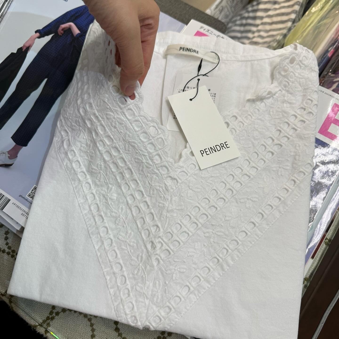 EXTRA20- Peindre Lace V-neck Top, 2 Colors, made in Korea