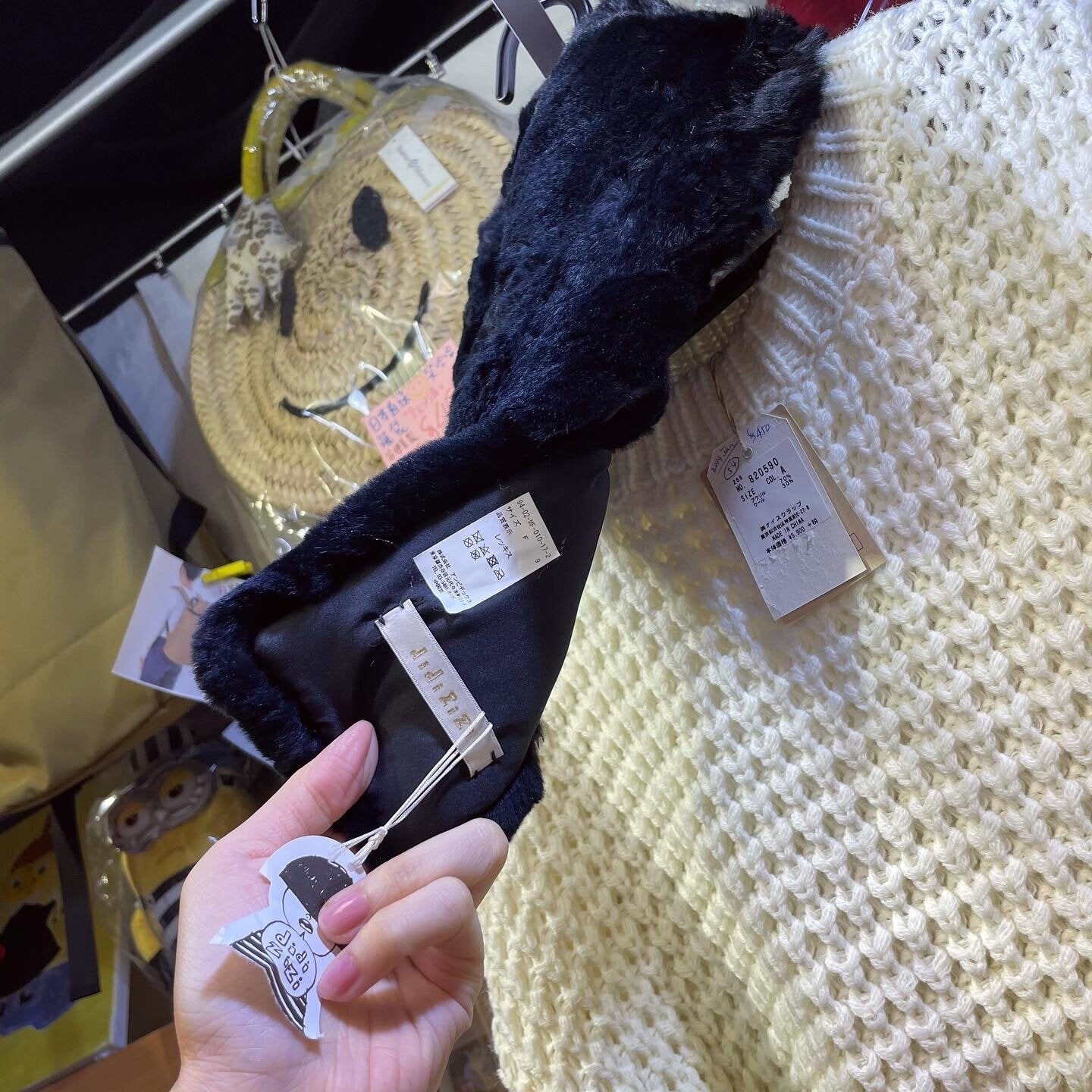 Sale- Didizizi Black Fur Shawl, with Clip