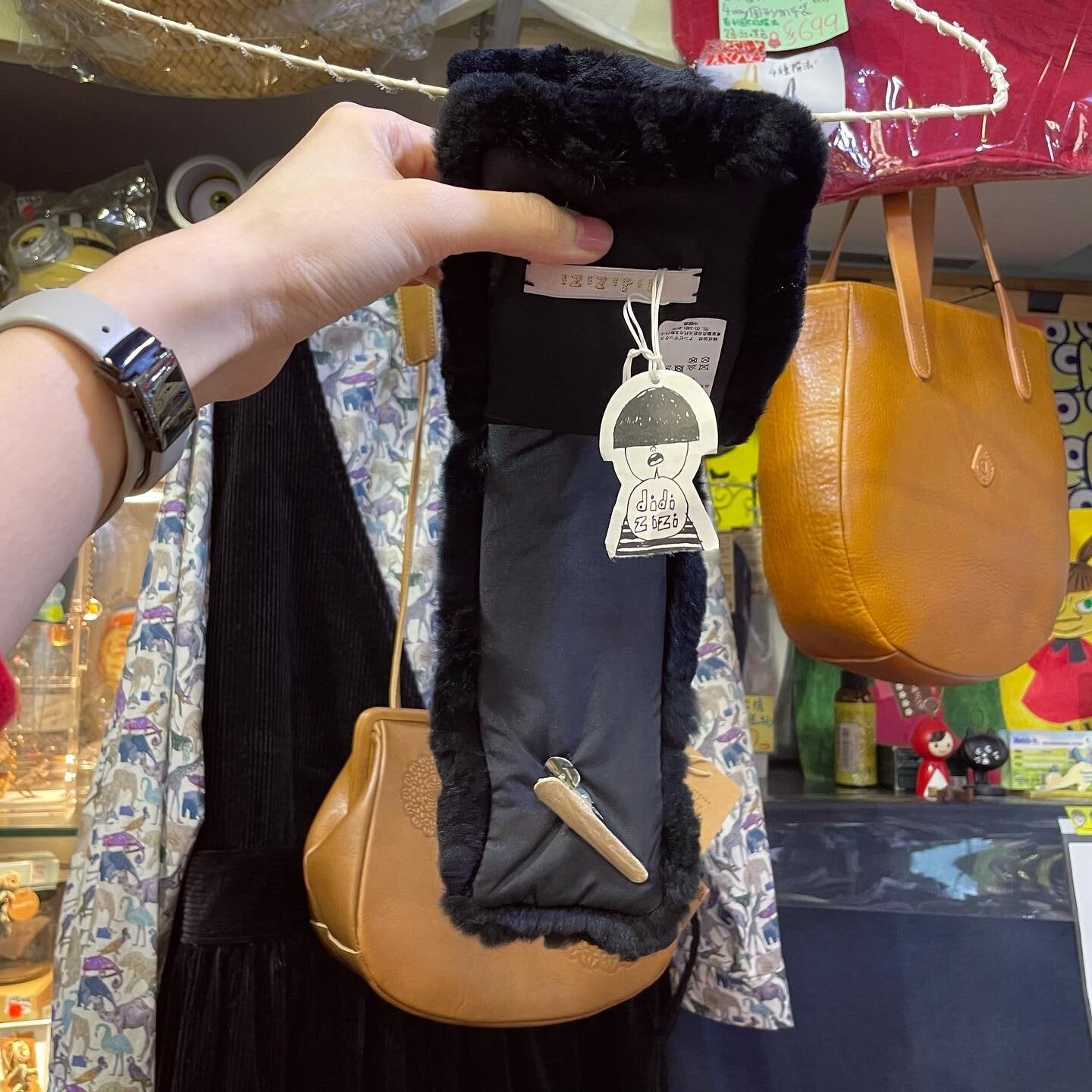 Sale- Didizizi Black Fur Shawl, with Clip