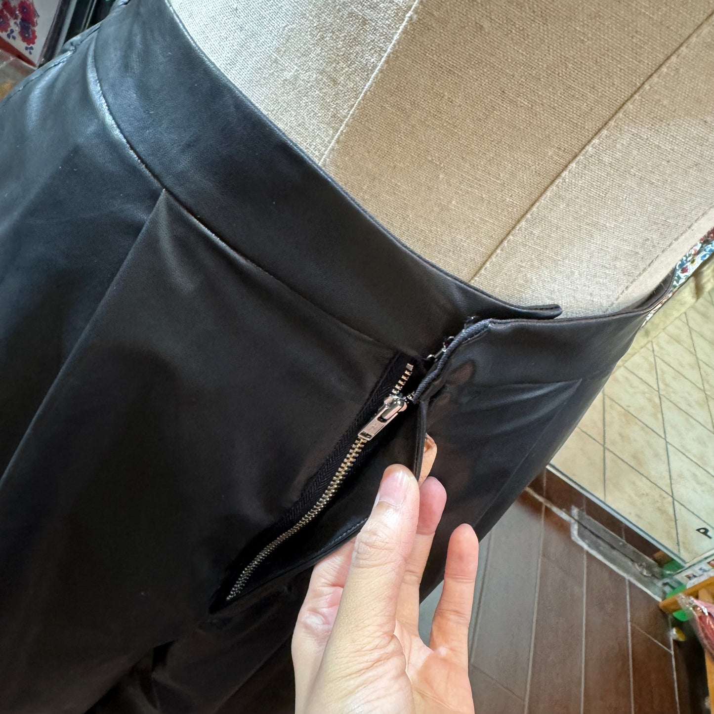 Midiumisolid Black Leather Short Pants, made in Japan