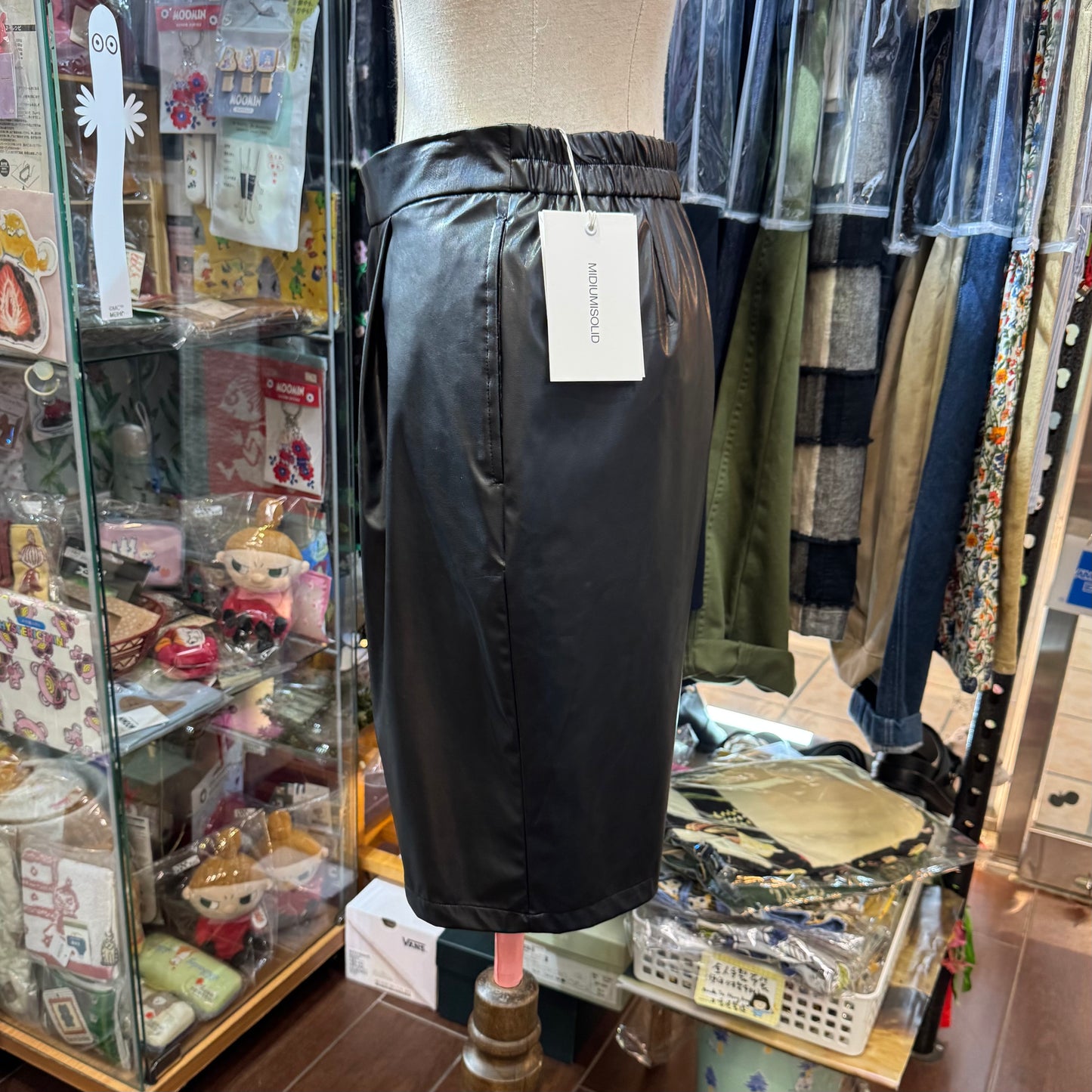 Midiumisolid Black Leather Short Pants, made in Japan