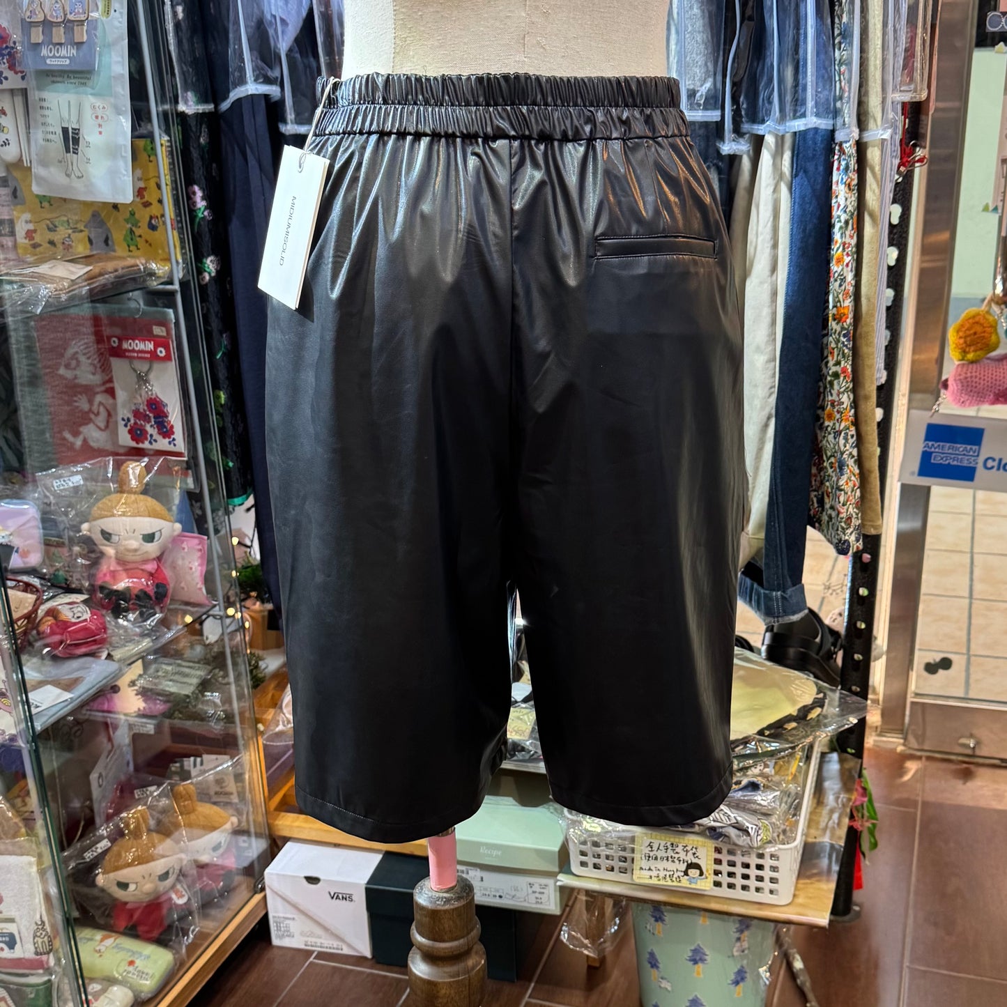Midiumisolid Black Leather Short Pants, made in Japan