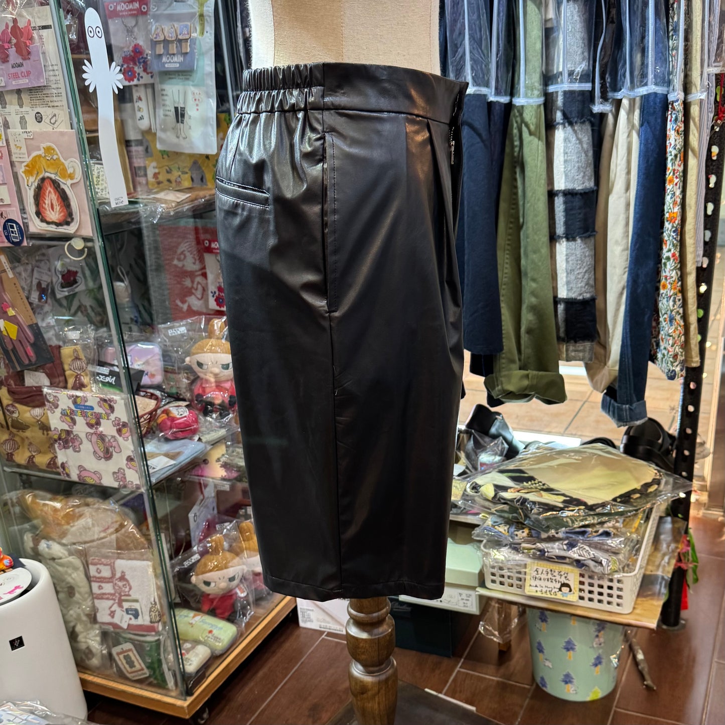 Midiumisolid Black Leather Short Pants, made in Japan