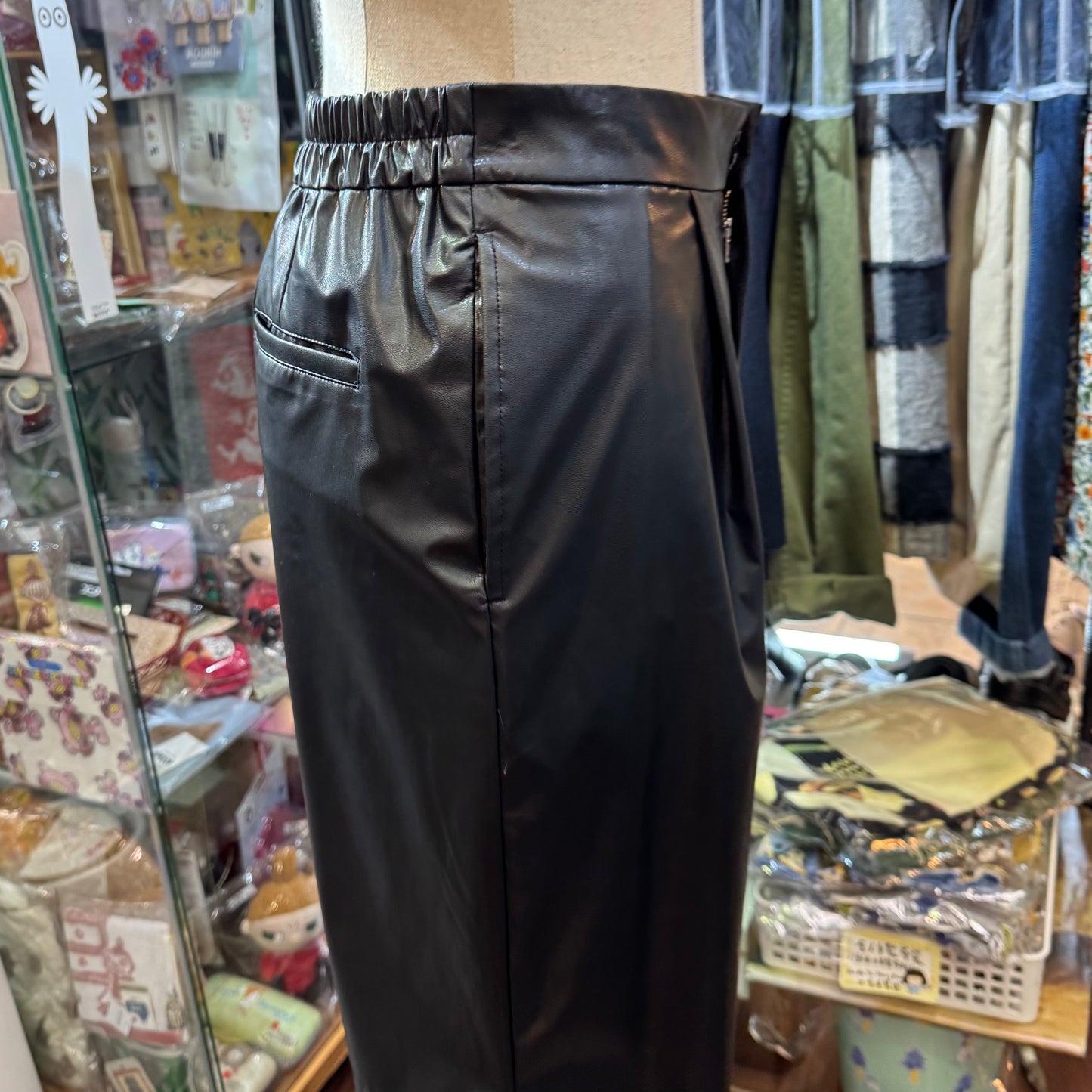 Midiumisolid Black Leather Short Pants, made in Japan