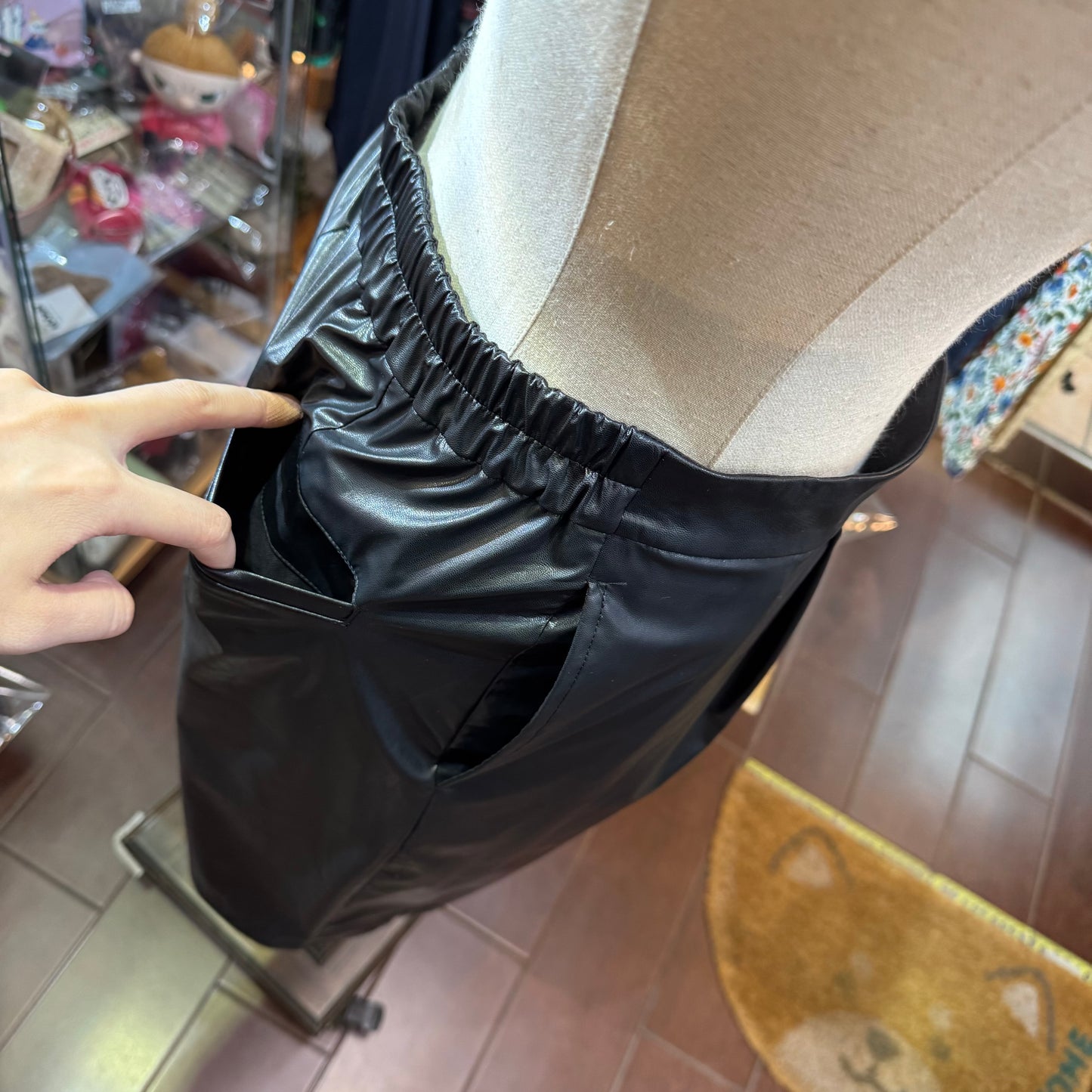 Midiumisolid Black Leather Short Pants, made in Japan