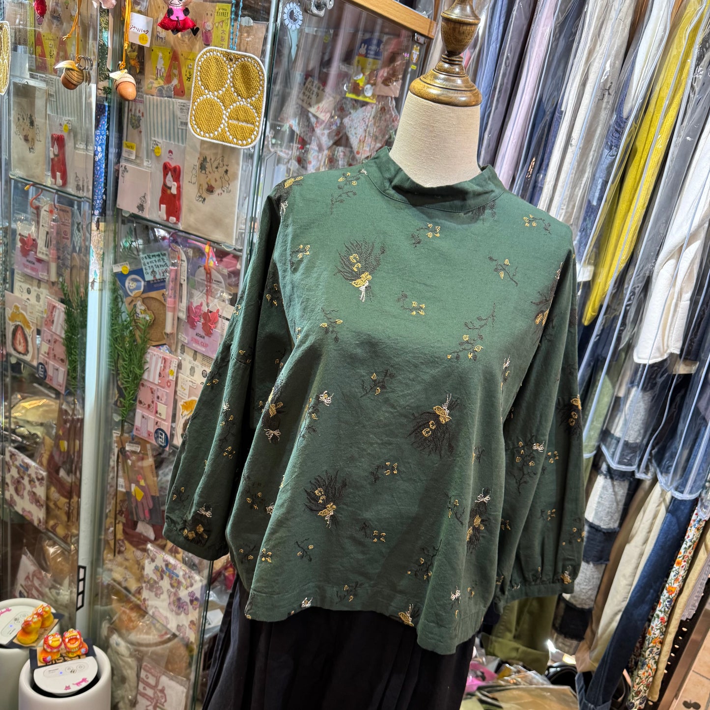 tukuroi by SUN VALLEY Embroidery Green Top