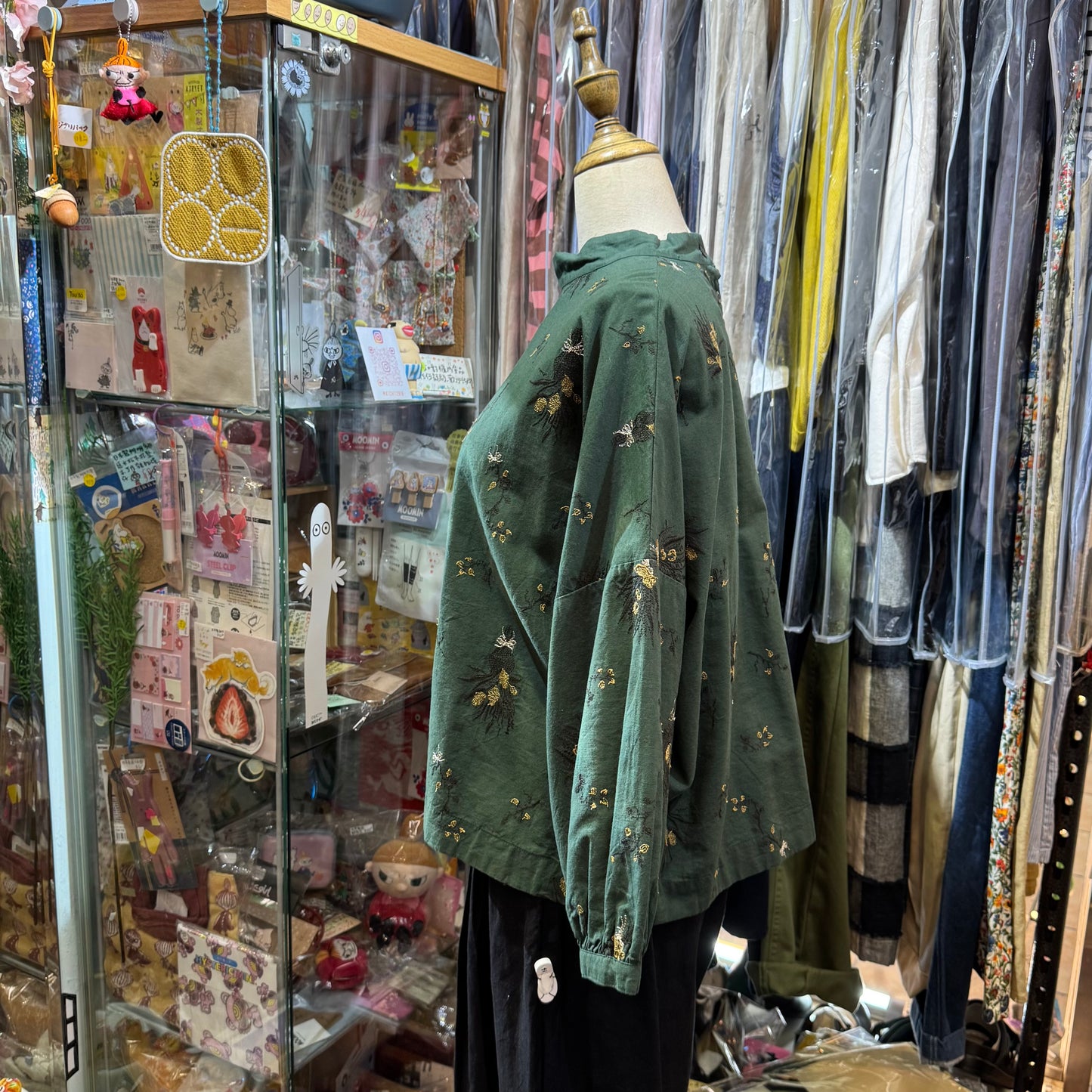tukuroi by SUN VALLEY Embroidery Green Top