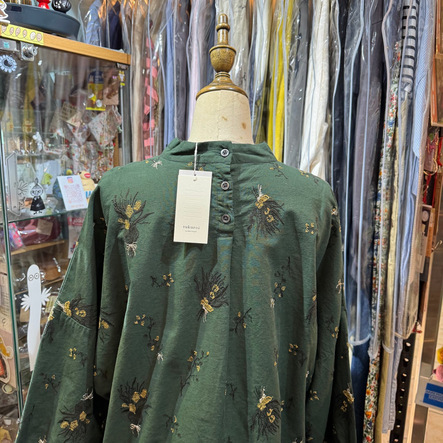 tukuroi by SUN VALLEY Embroidery Green Top