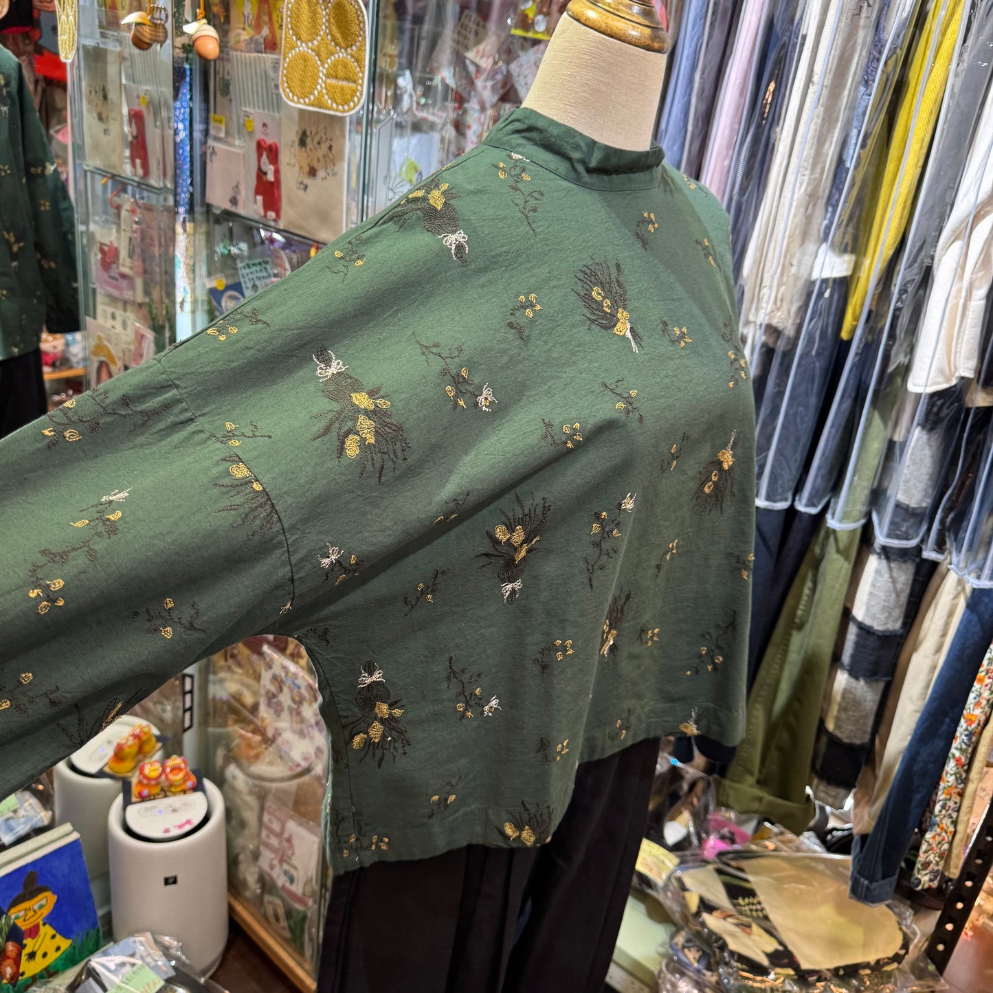 tukuroi by SUN VALLEY Embroidery Green Top