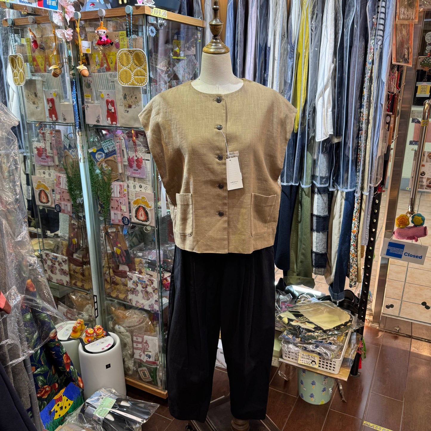 tukuroi by SUN VALLEY Beige Vest Top