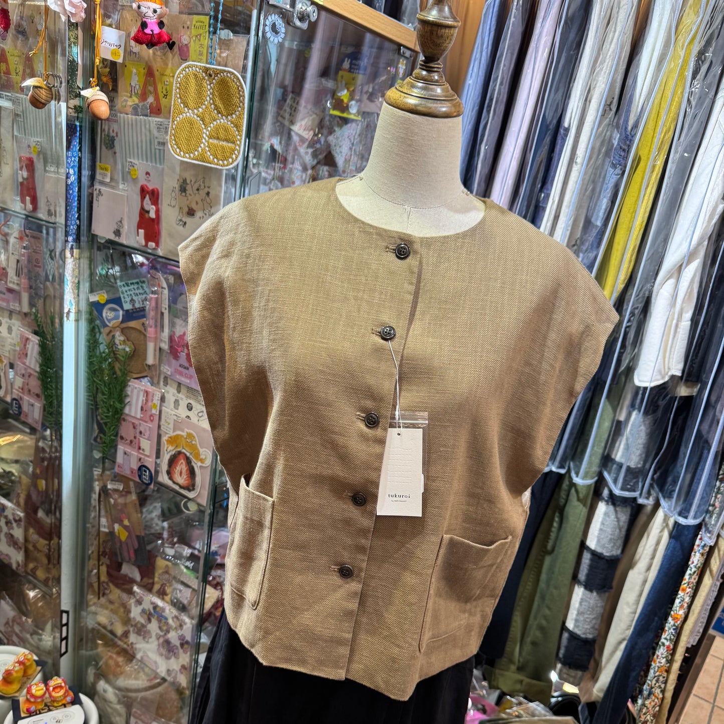 tukuroi by SUN VALLEY Beige Vest Top