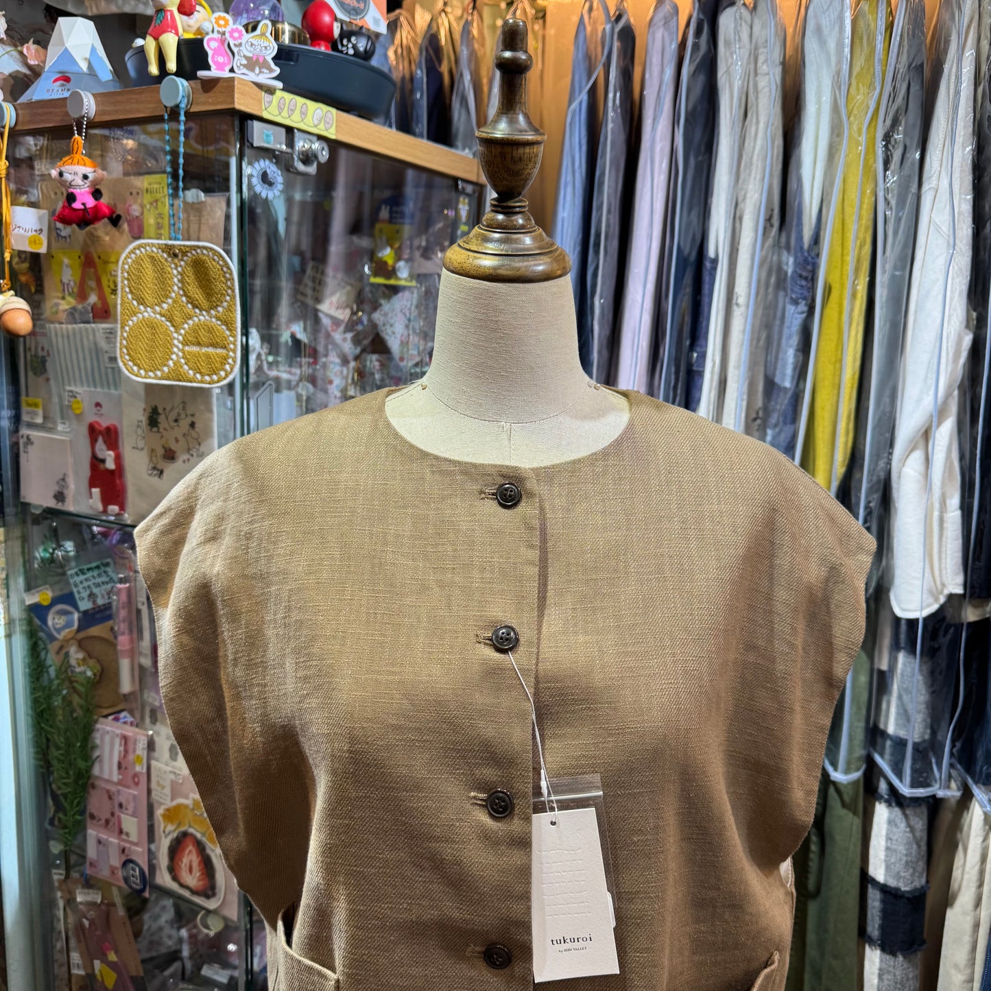tukuroi by SUN VALLEY Beige Vest Top