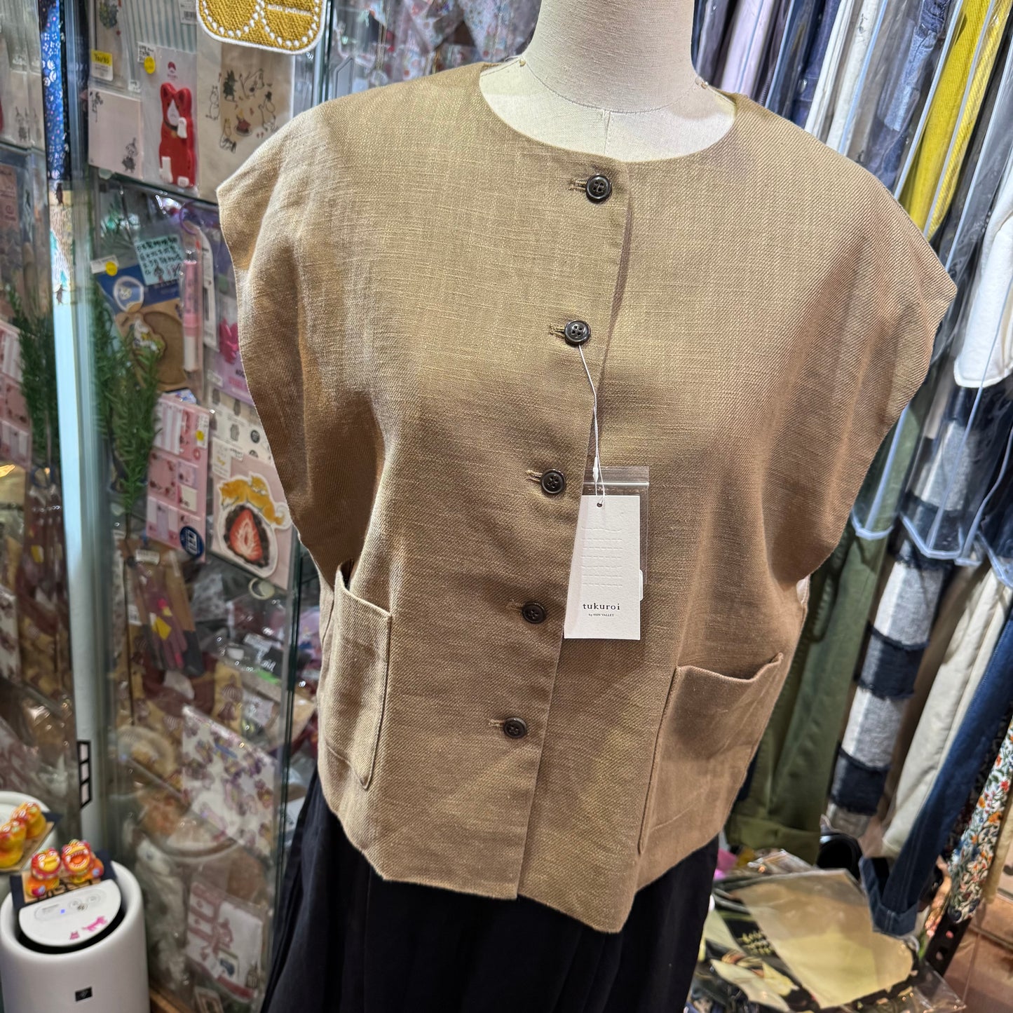 tukuroi by SUN VALLEY Beige Vest Top