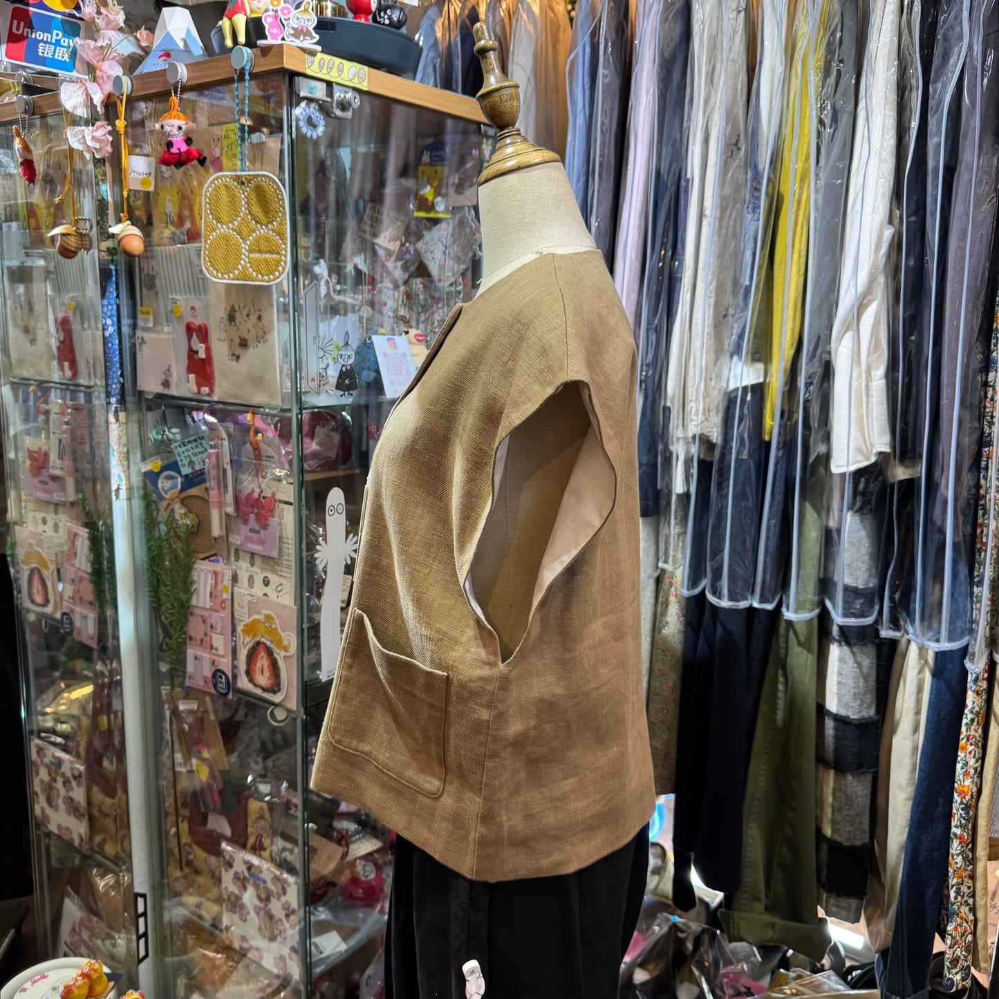 tukuroi by SUN VALLEY Beige Vest Top