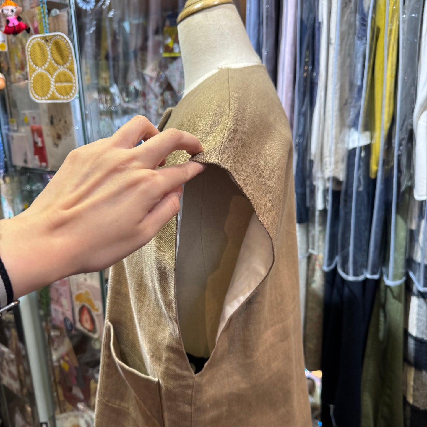 tukuroi by SUN VALLEY Beige Vest Top