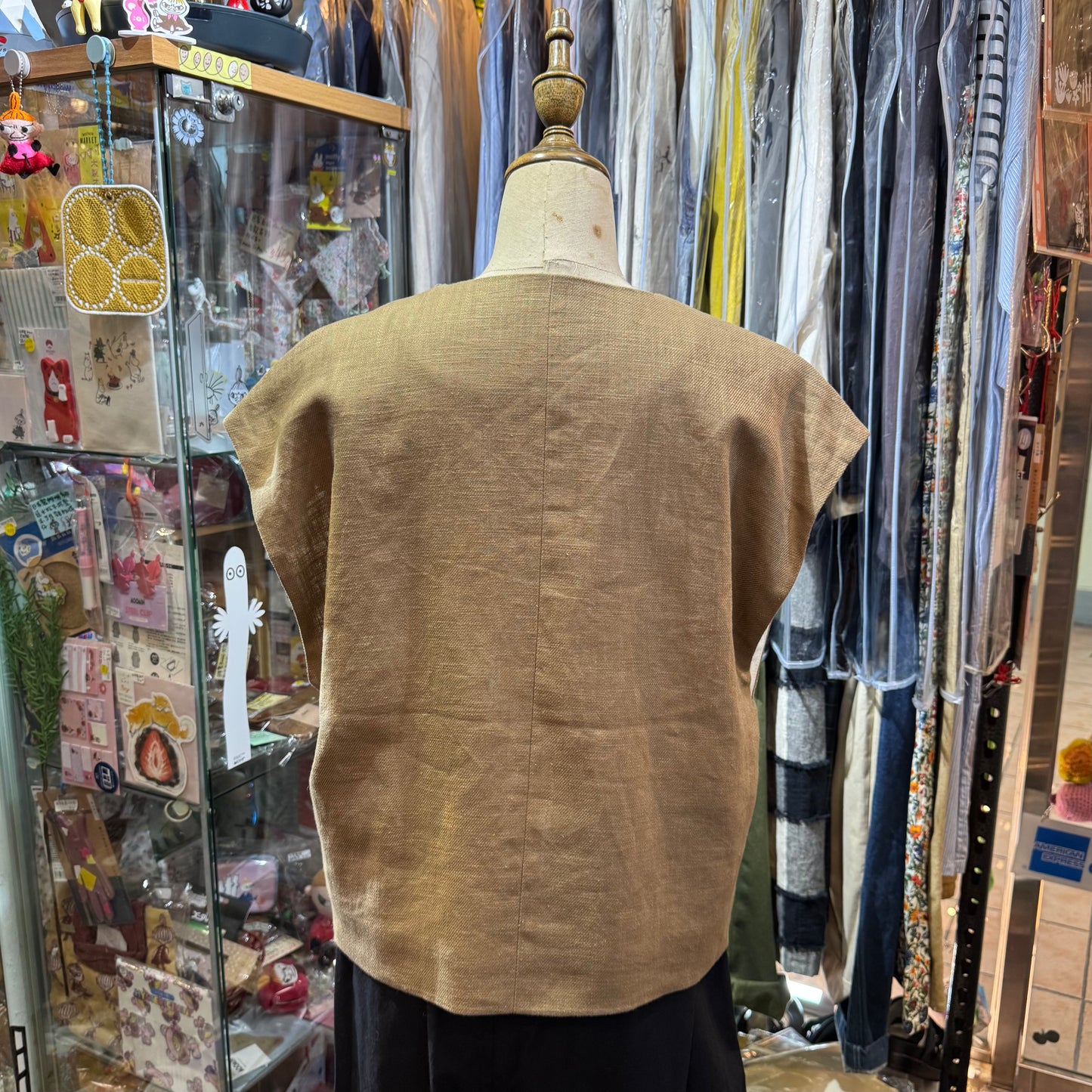 tukuroi by SUN VALLEY Beige Vest Top