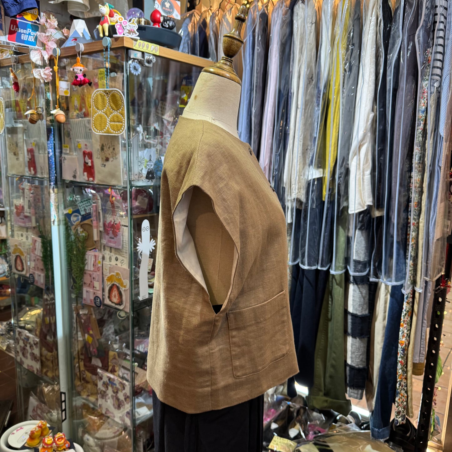 tukuroi by SUN VALLEY Beige Vest Top
