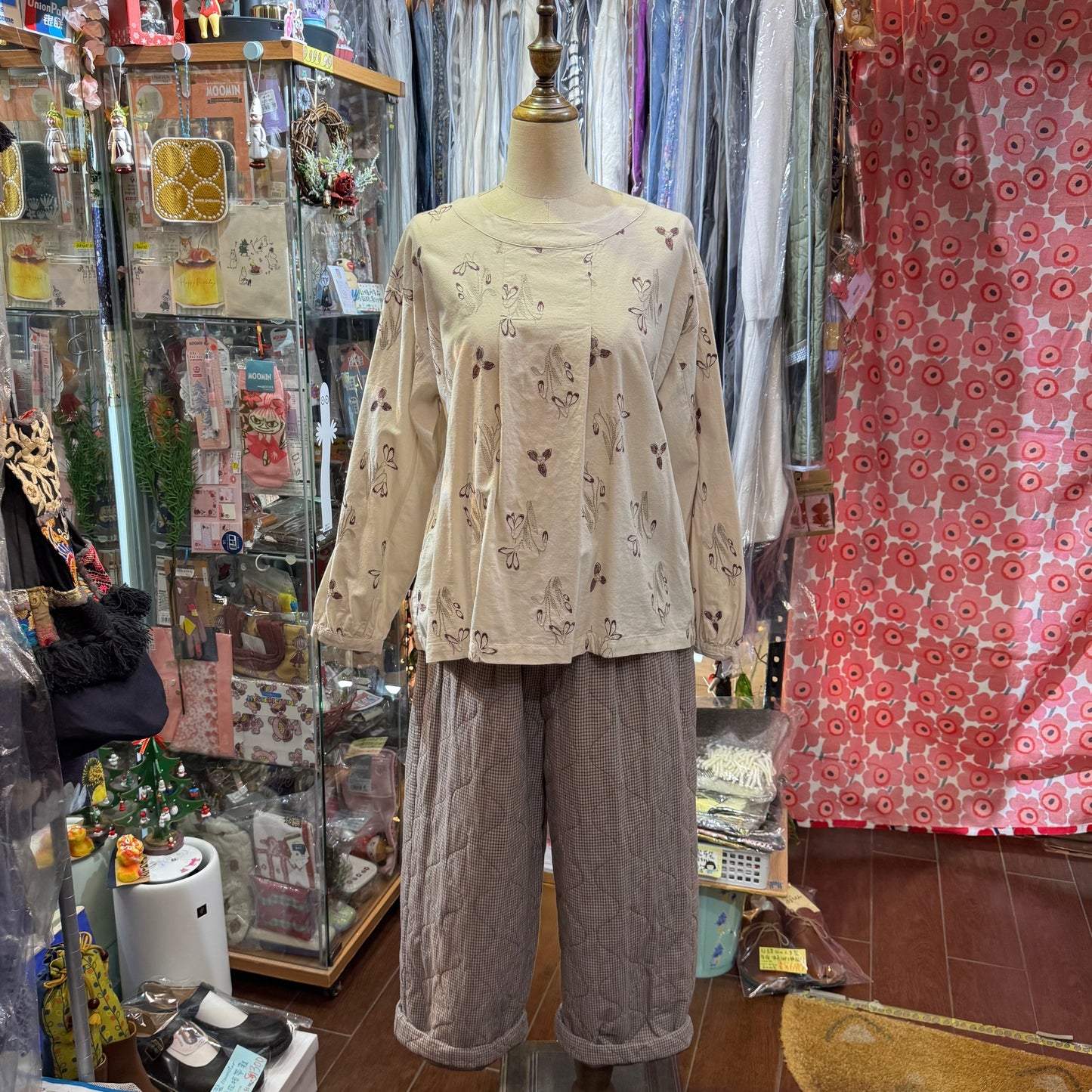 EXTRA20- Sun Valley Floral Embroidery Light Grey Top