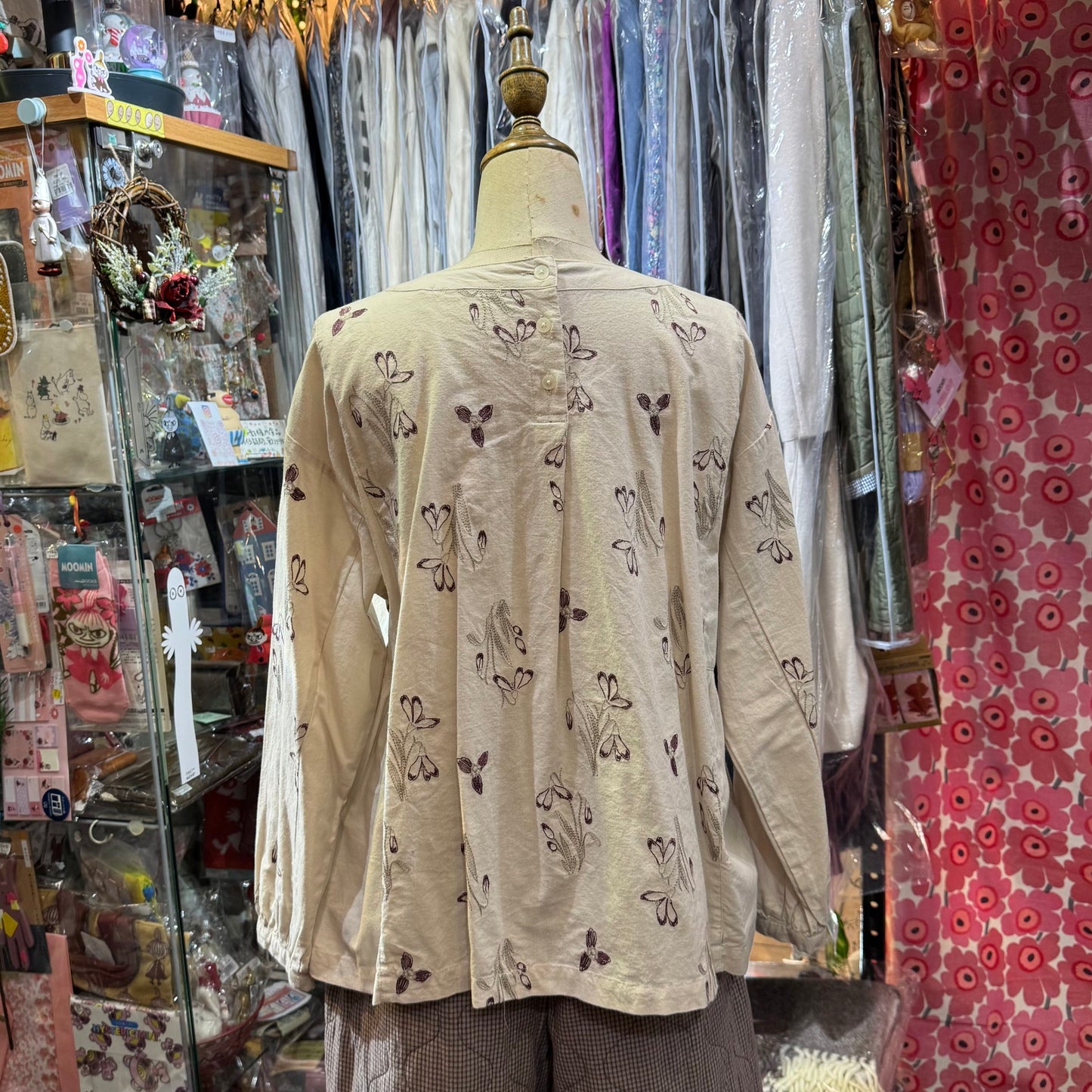 EXTRA20- Sun Valley Floral Embroidery Light Grey Top