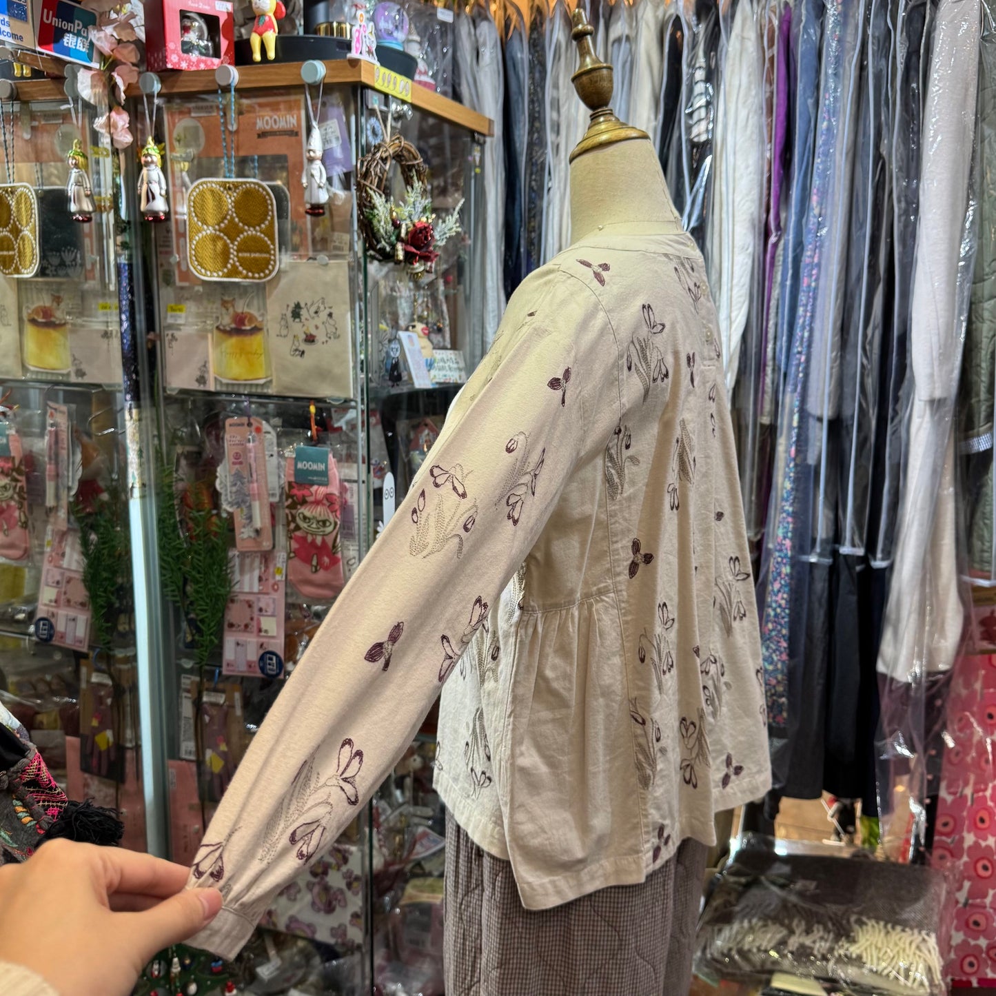 EXTRA20- Sun Valley Floral Embroidery Light Grey Top