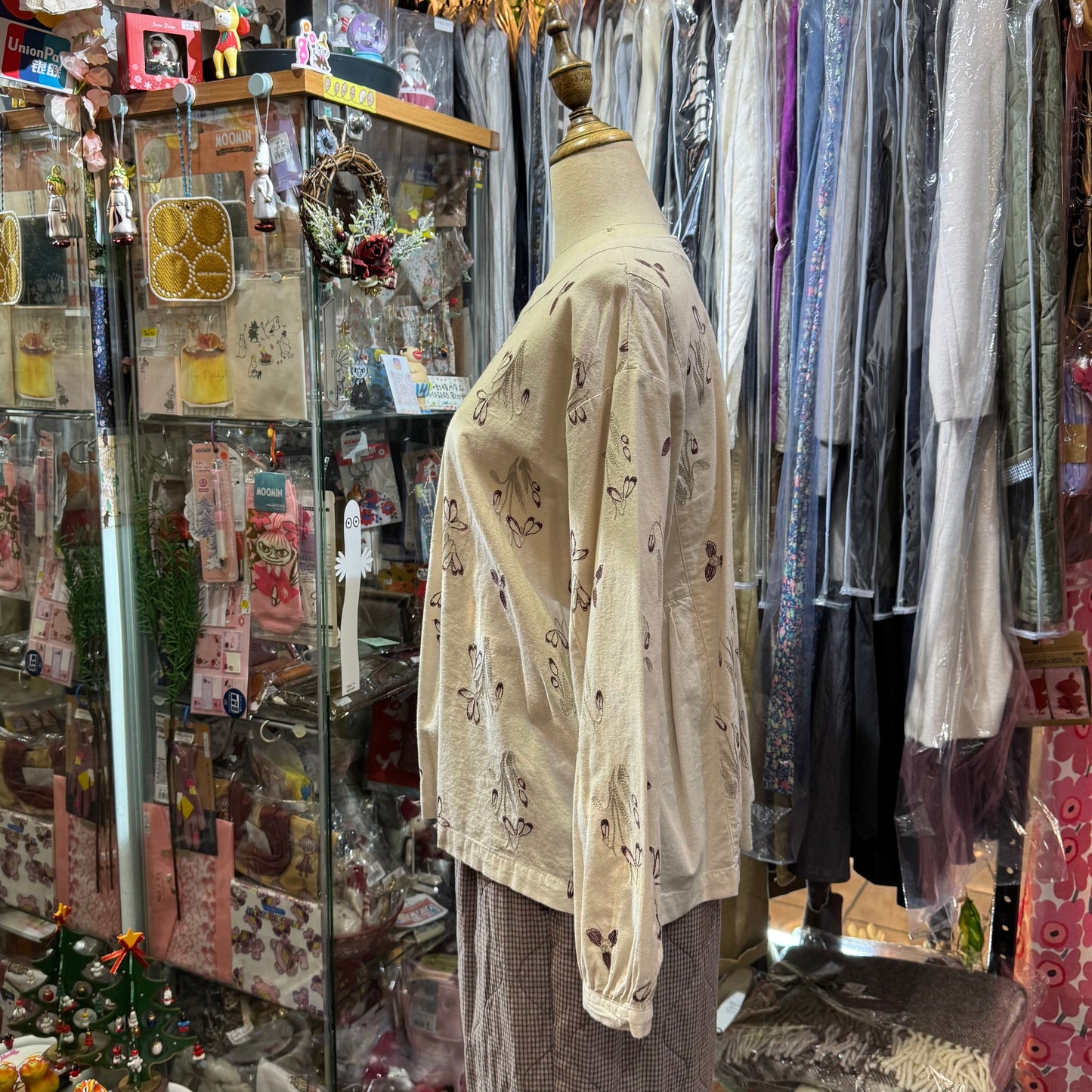 EXTRA20- Sun Valley Floral Embroidery Light Grey Top