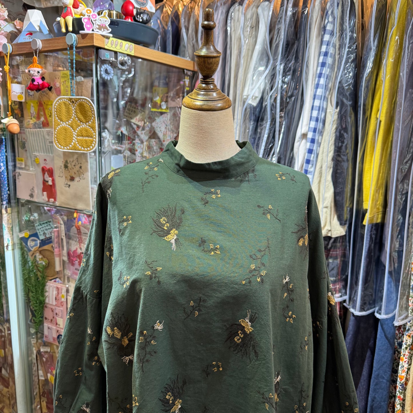 tukuroi by SUN VALLEY Embroidery Green Top