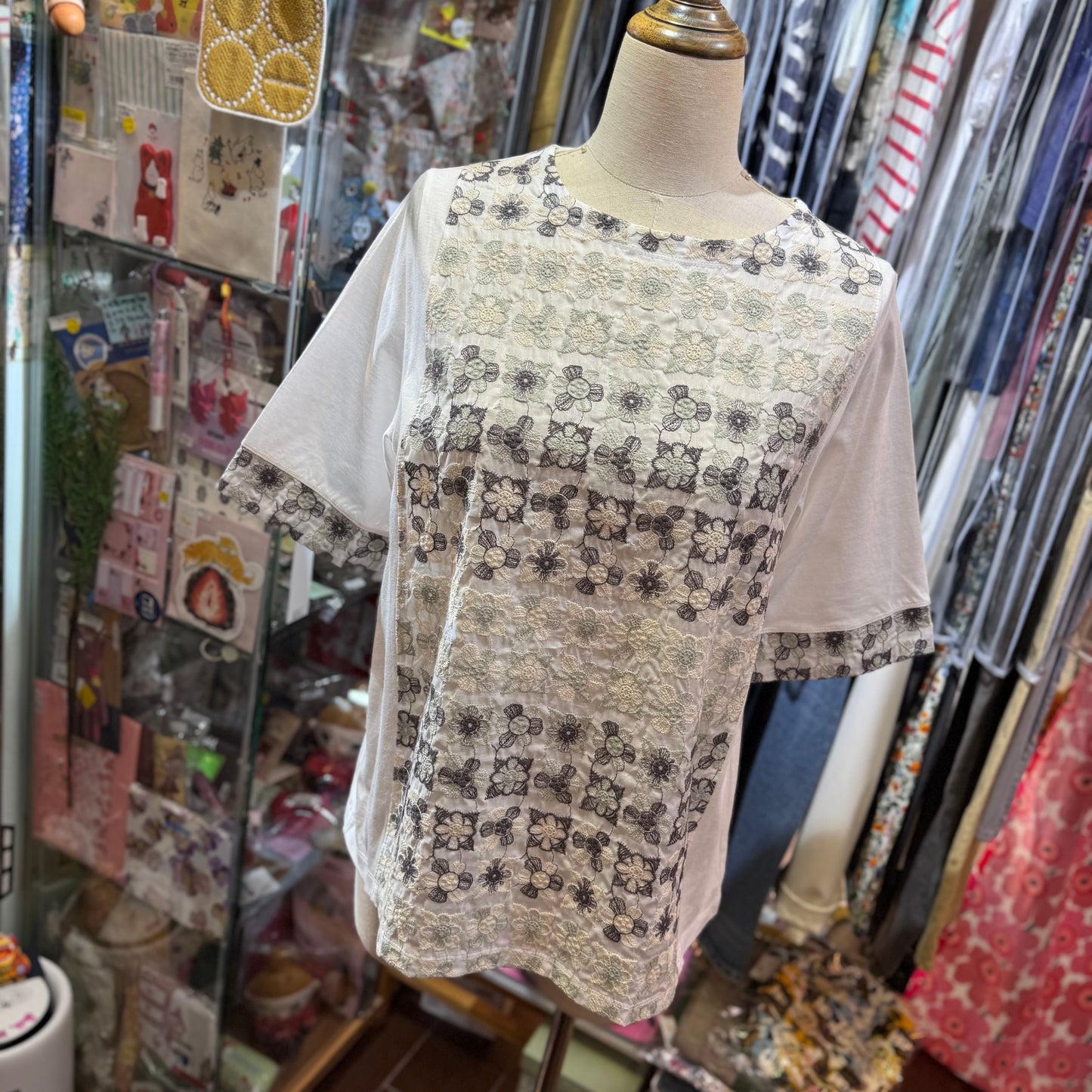 Castle Combre... Embroidery White T-shirt, made in Japan