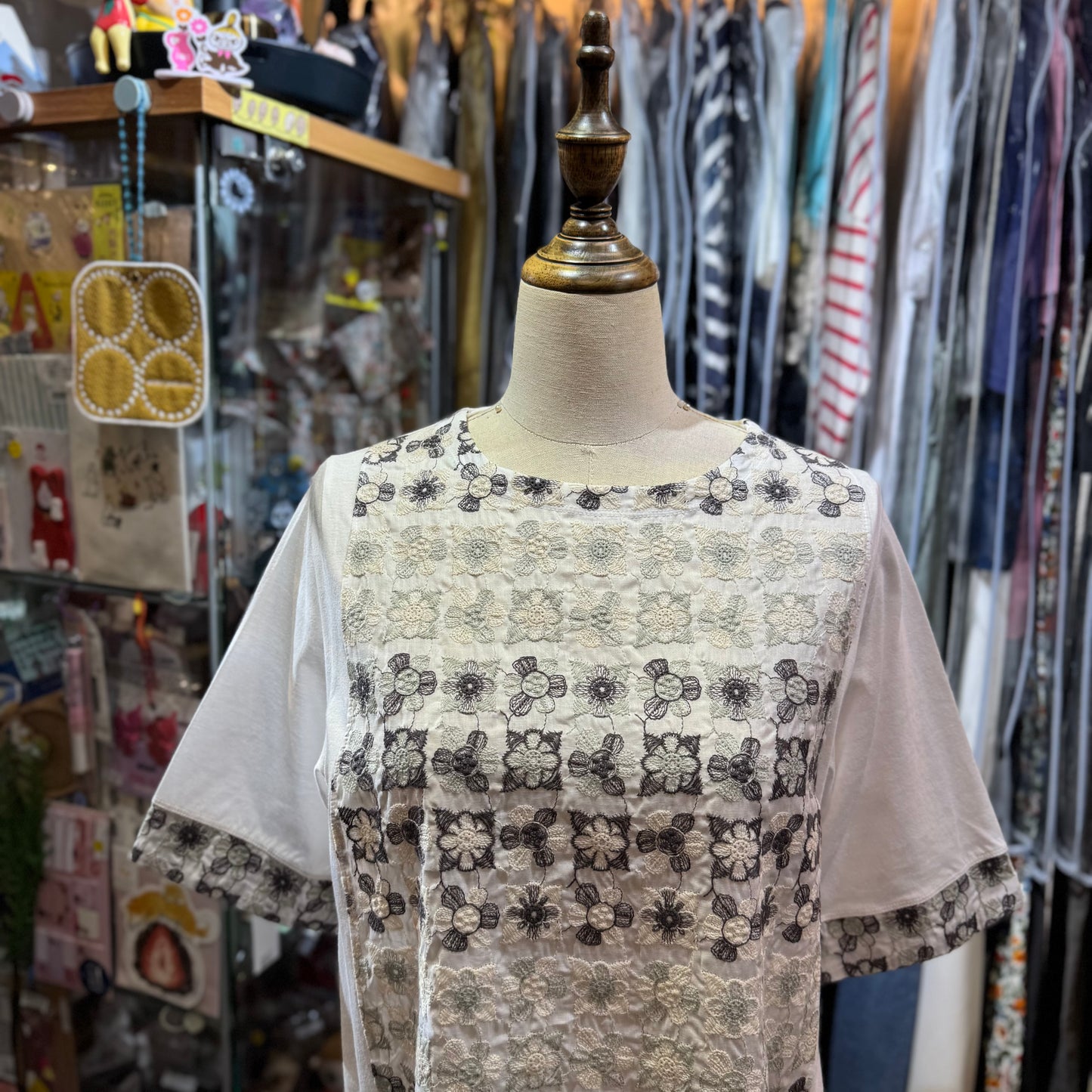 Castle Combre... Embroidery White T-shirt, made in Japan