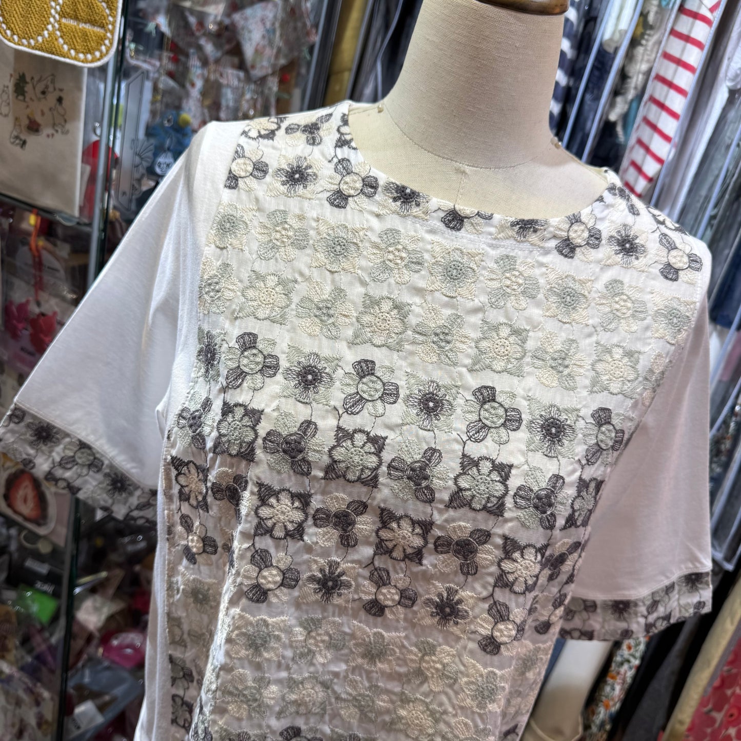 Castle Combre... Embroidery White T-shirt, made in Japan