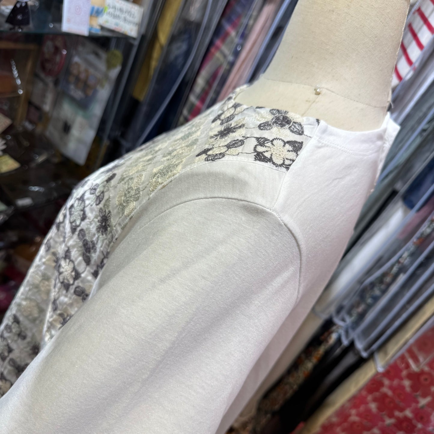 Castle Combre... Embroidery White T-shirt, made in Japan