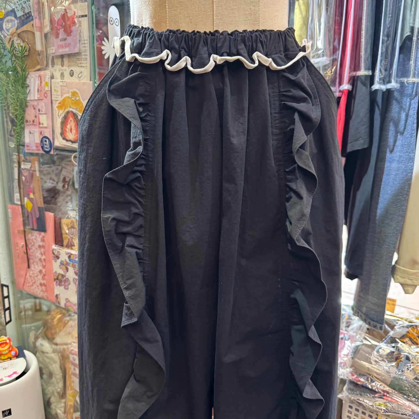Drowse and yet… Frill Black Pants, made in Japan