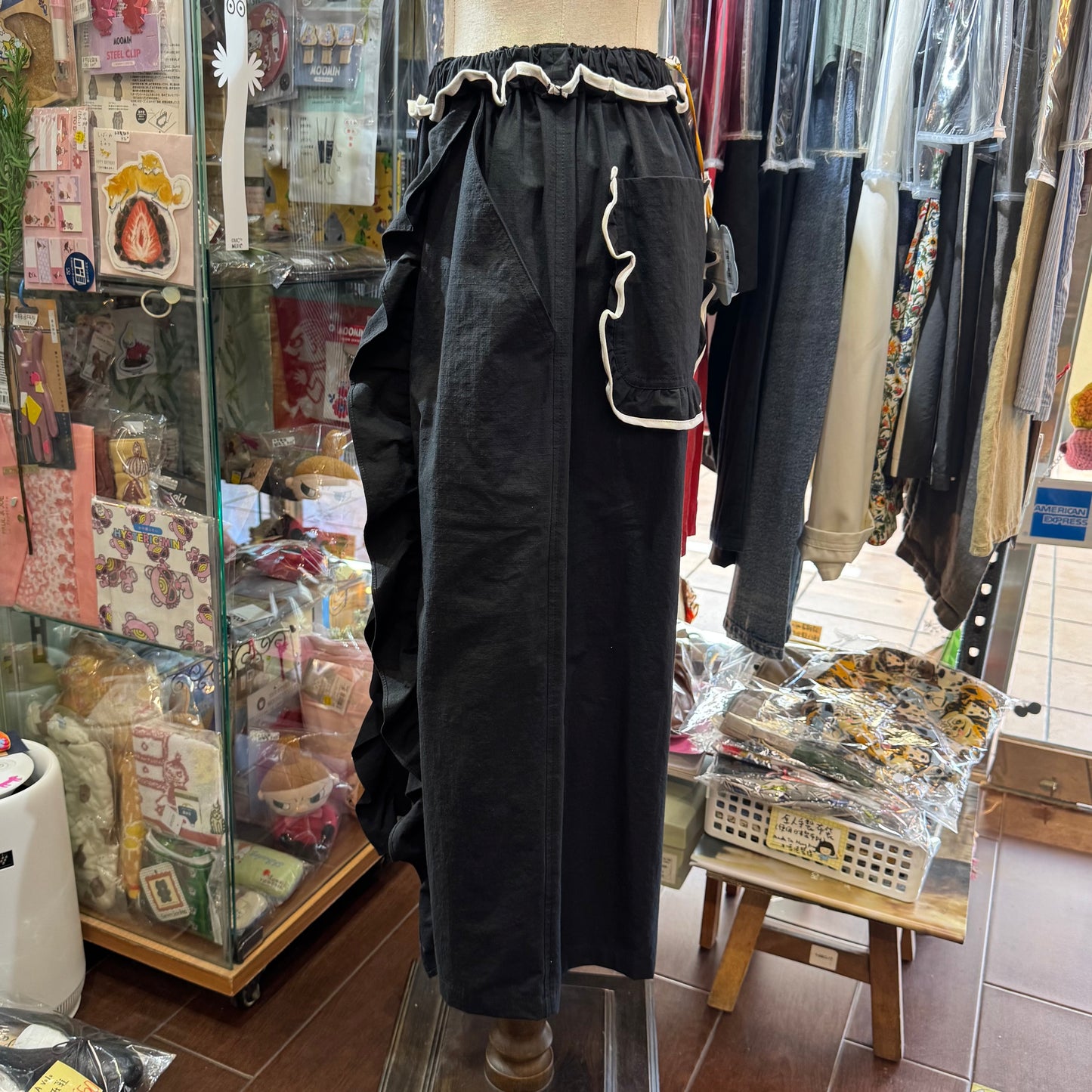 Drowse and yet… Frill Black Pants, made in Japan