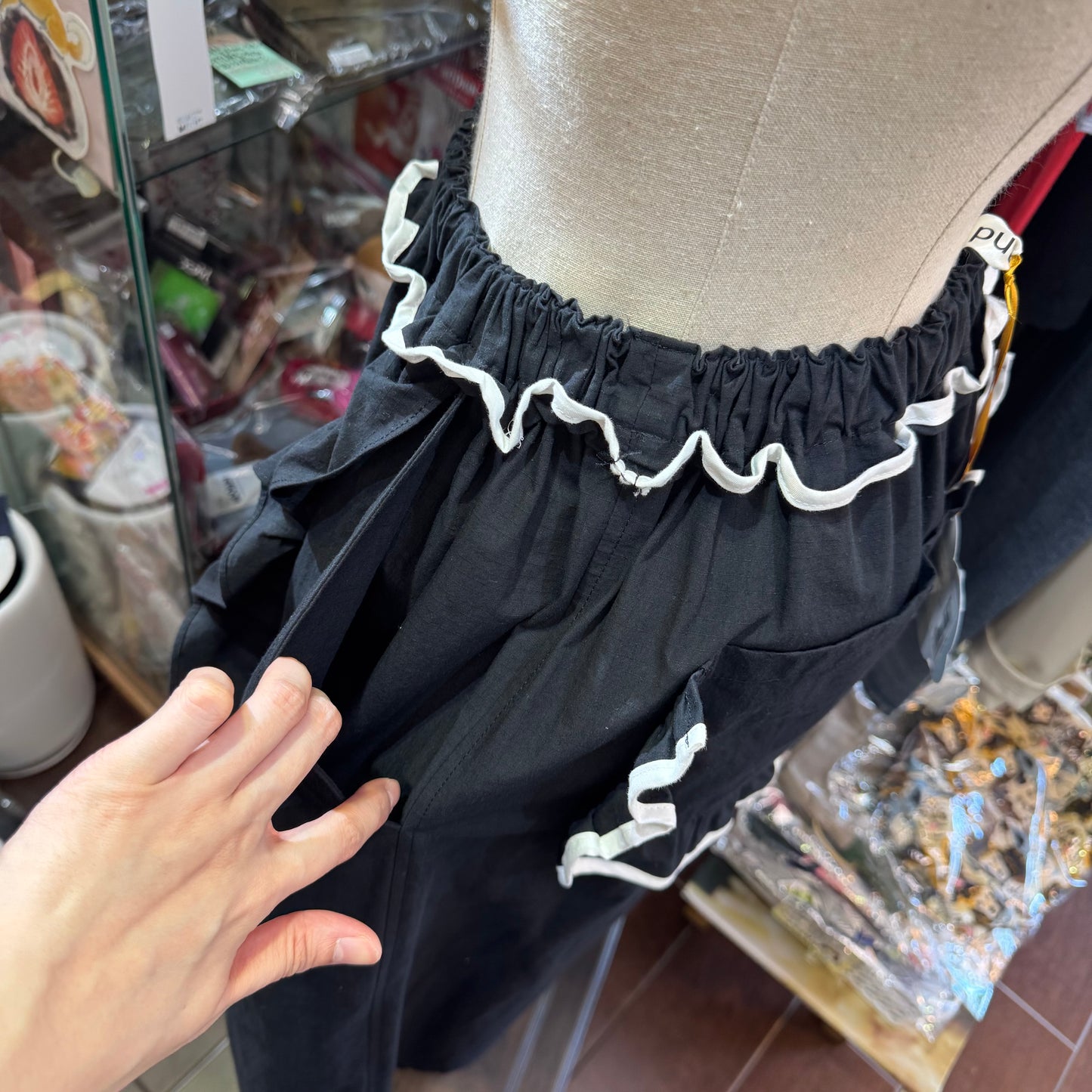 Drowse and yet… Frill Black Pants, made in Japan