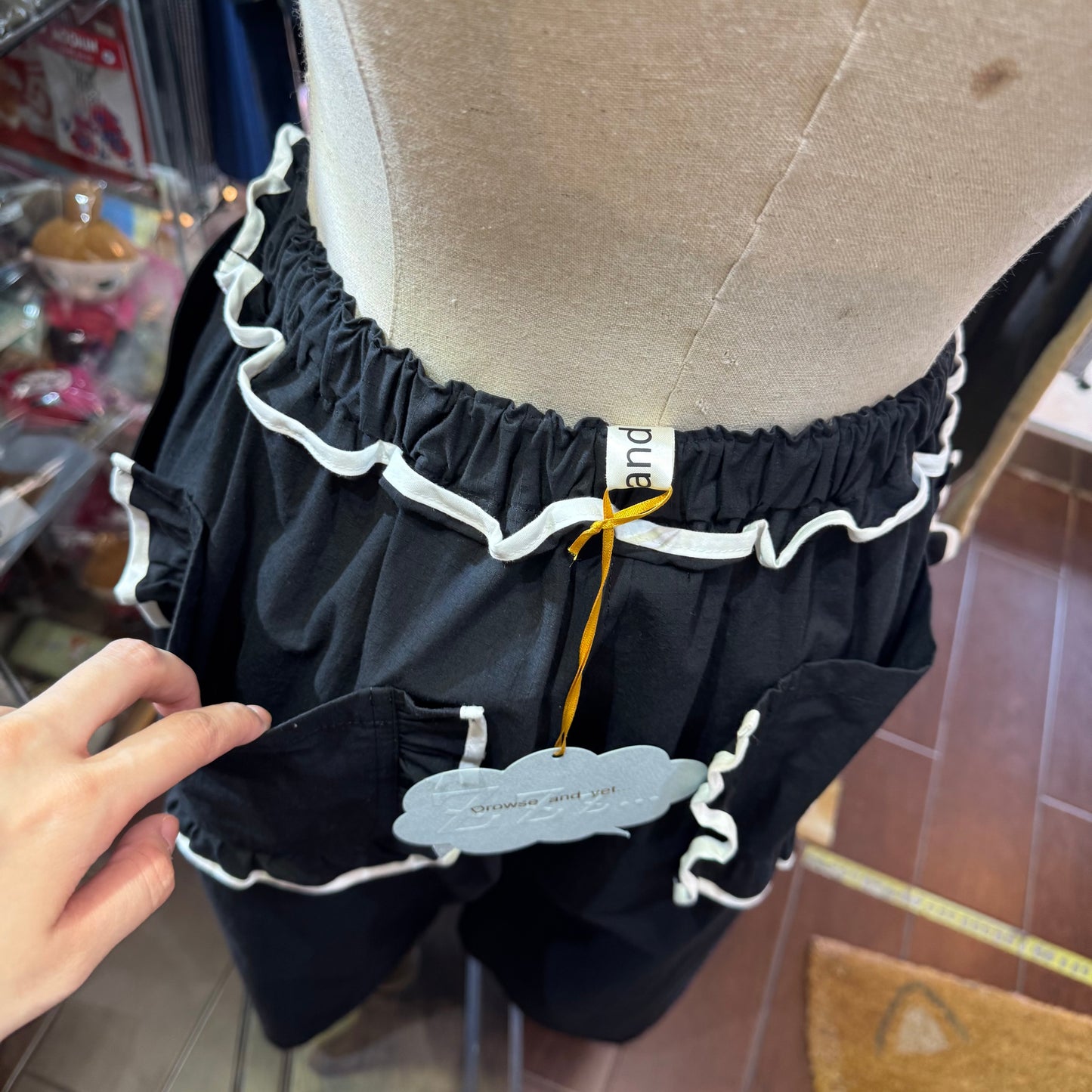Drowse and yet… Frill Black Pants, made in Japan
