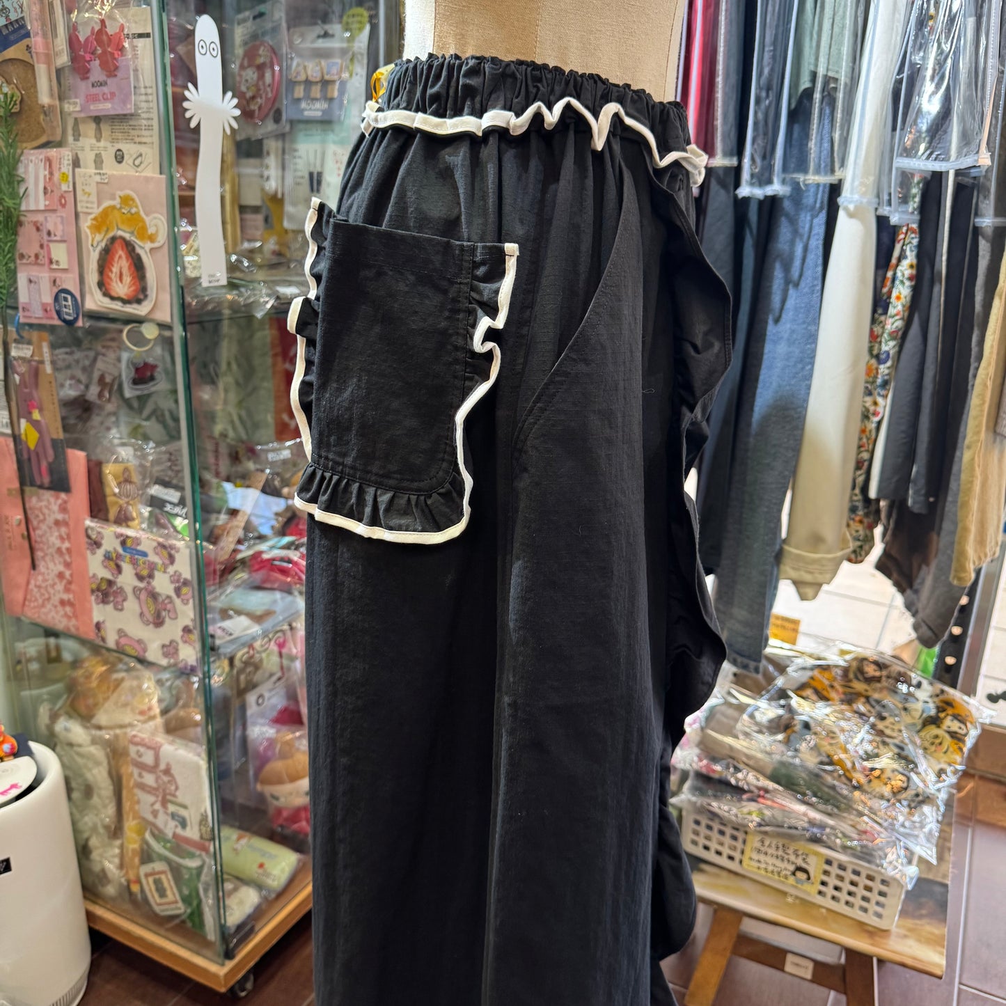 Drowse and yet… Frill Black Pants, made in Japan