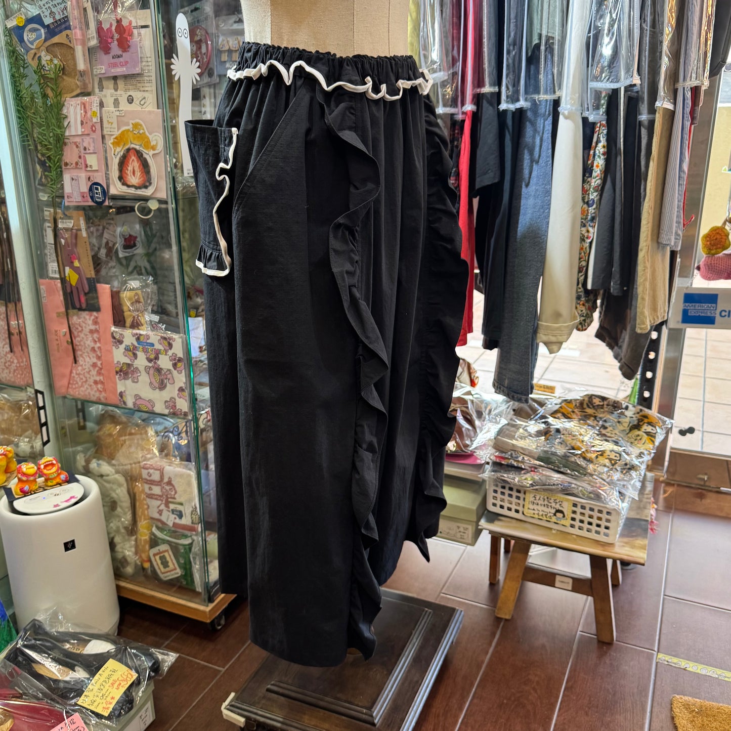 Drowse and yet… Frill Black Pants, made in Japan