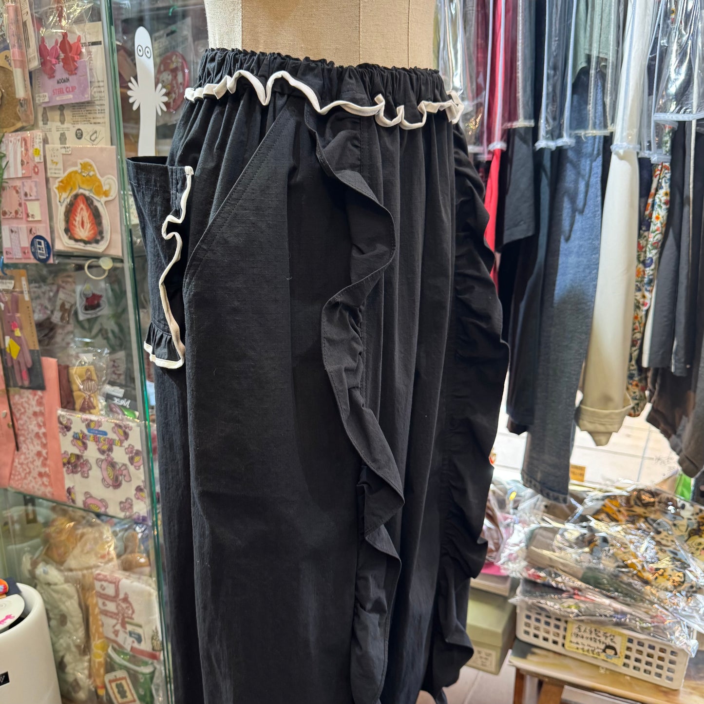 Drowse and yet… Frill Black Pants, made in Japan