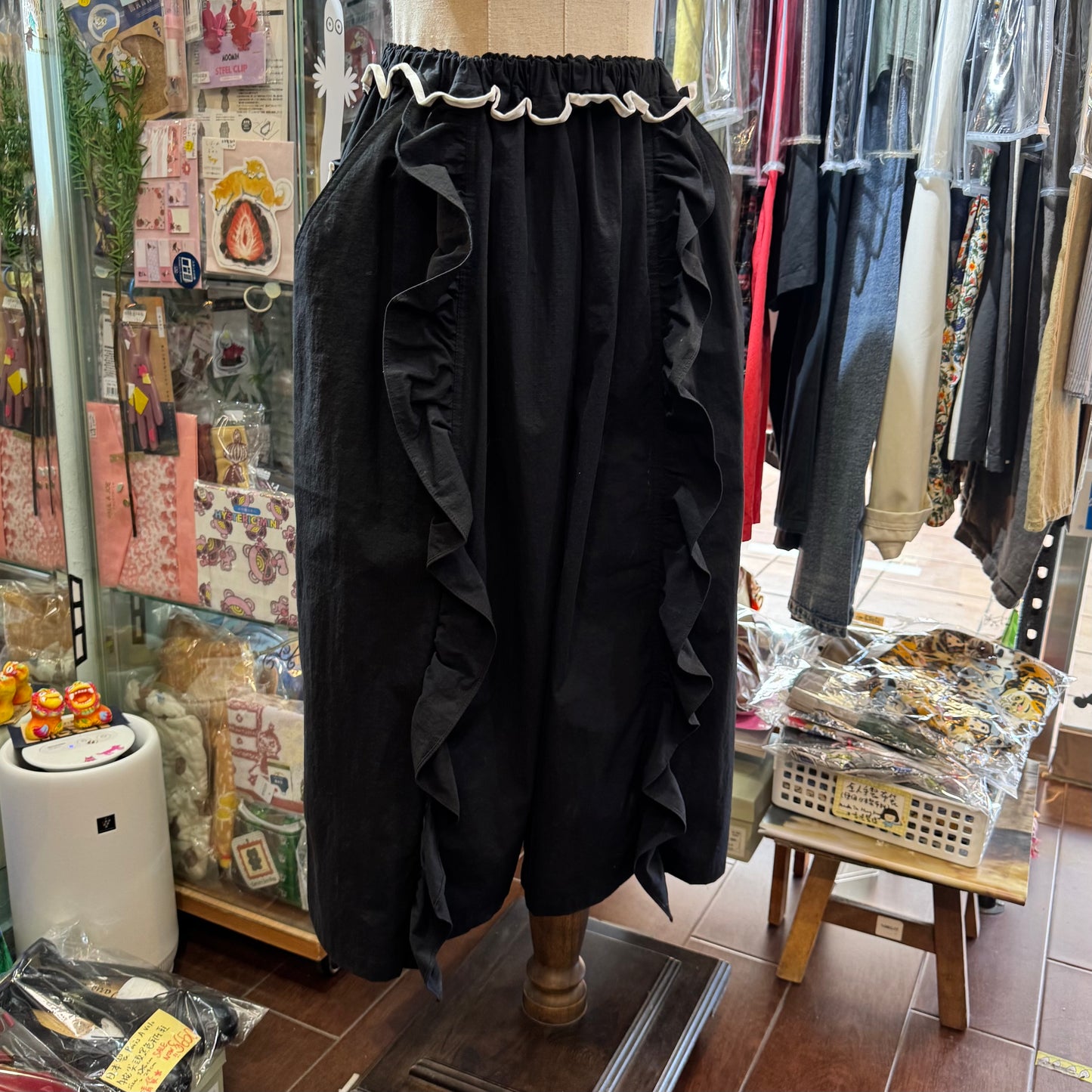 Drowse and yet… Frill Black Pants, made in Japan