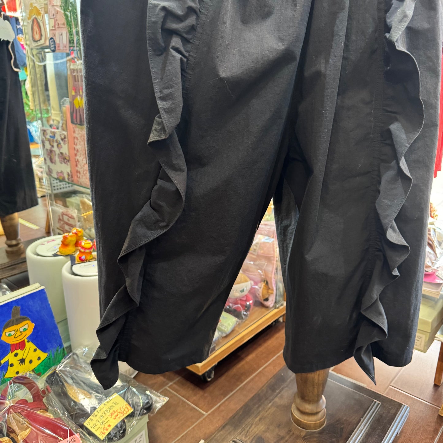 Drowse and yet… Frill Black Pants, made in Japan