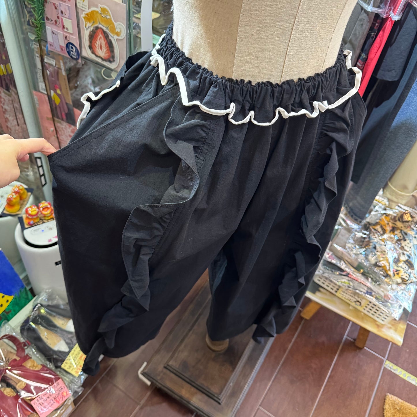 Drowse and yet… Frill Black Pants, made in Japan