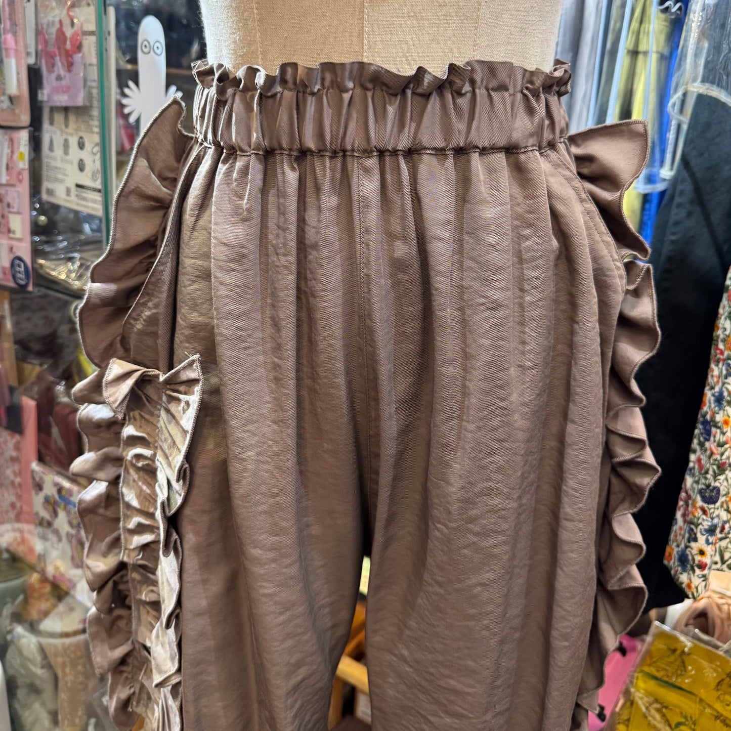 EXTRA30- Unica Brown Frill Shorts, Size F (155-165)
