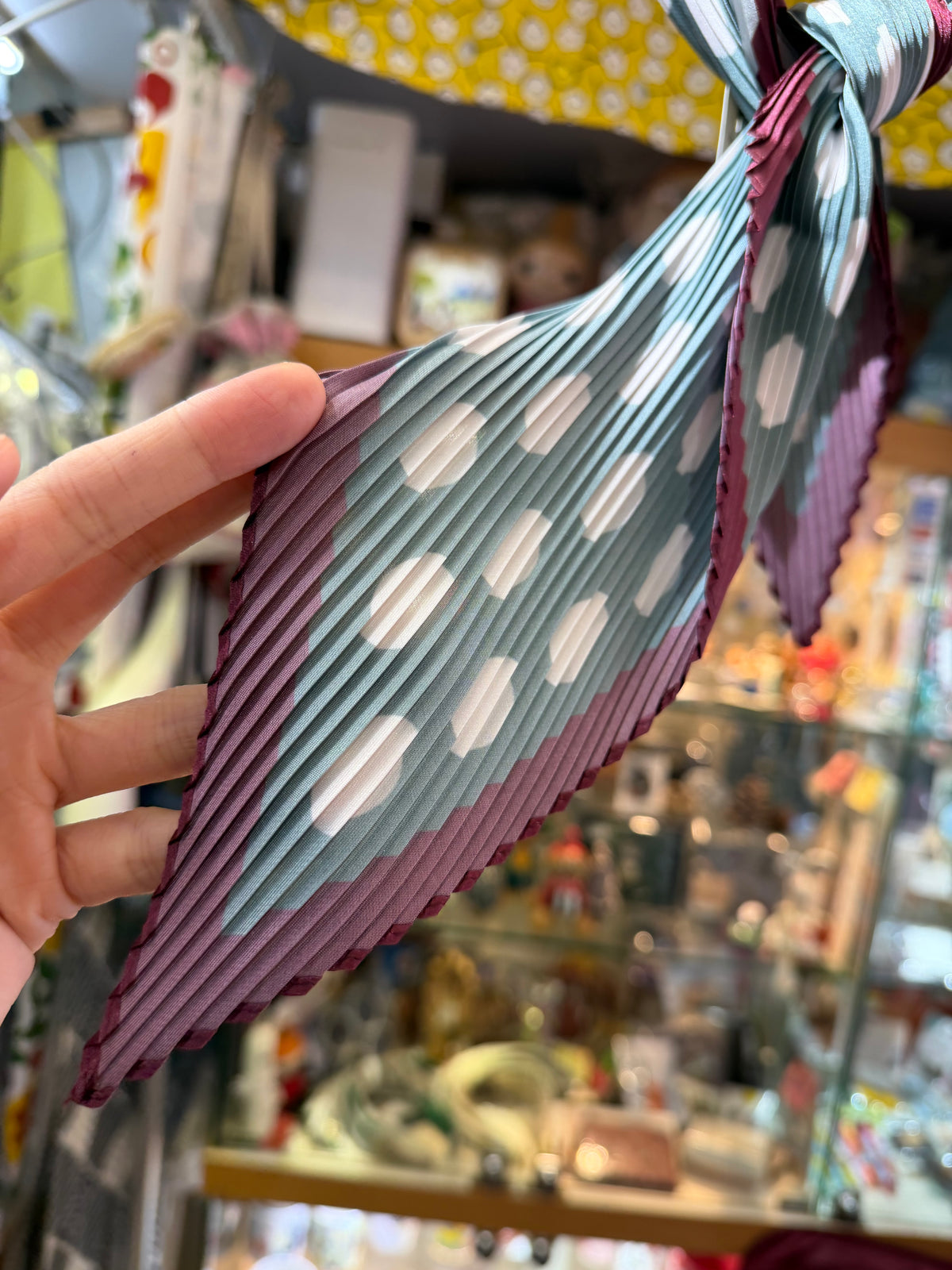 Lune Jumelle Dots Pattern Pleated Triangle Scarf