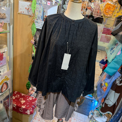 Blue Willow Circle Embroidery Black Shirt