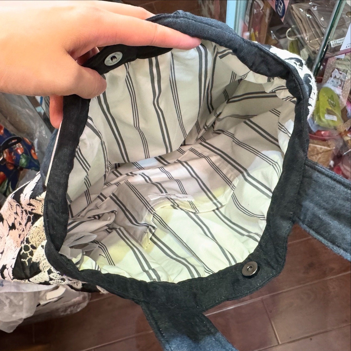 Castle Combe Embroidery Cotton Handbag, made in Japan