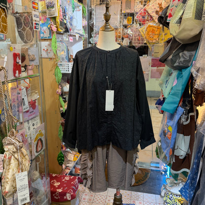 Blue Willow Circle Embroidery Black Shirt