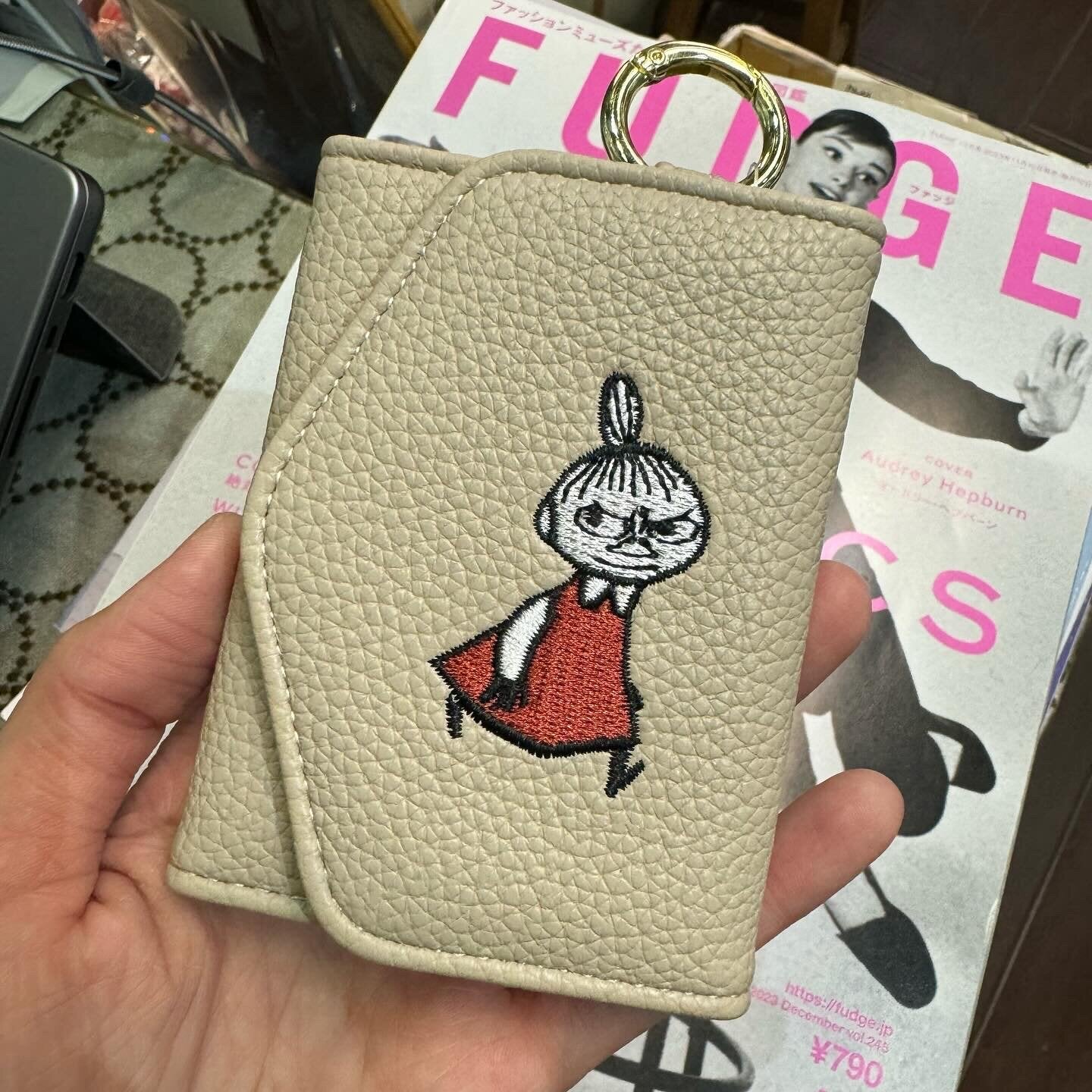 Little My Beige Card and Mobile Holder