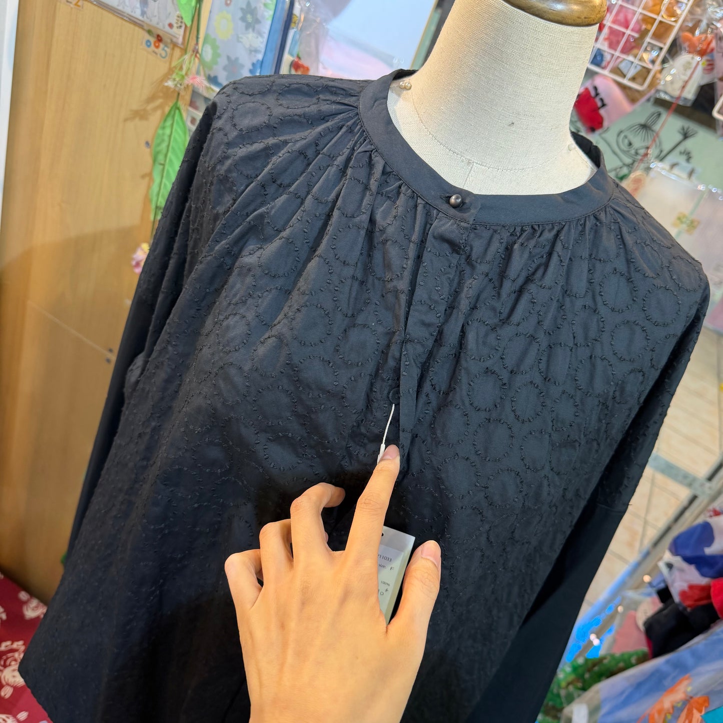 Blue Willow Circle Embroidery Black Shirt